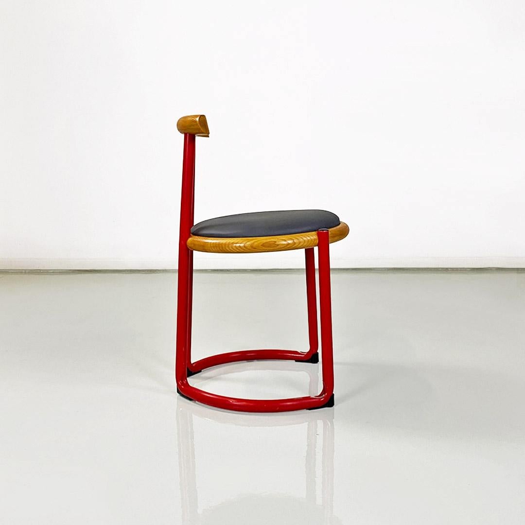 Chaise italienne de Tito Agnoli en métal rouge, bois et similicuir, vers 1960 Bon état - En vente à MIlano, IT