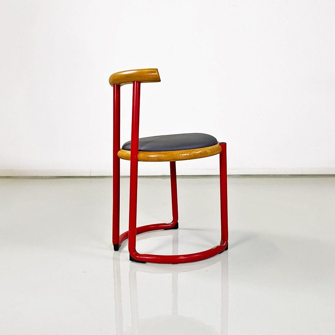 Italienischer Stuhl von Tito Agnoli aus rotem Metall, Holz und Kunstleder, um 1960 (Mitte des 20. Jahrhunderts) im Angebot