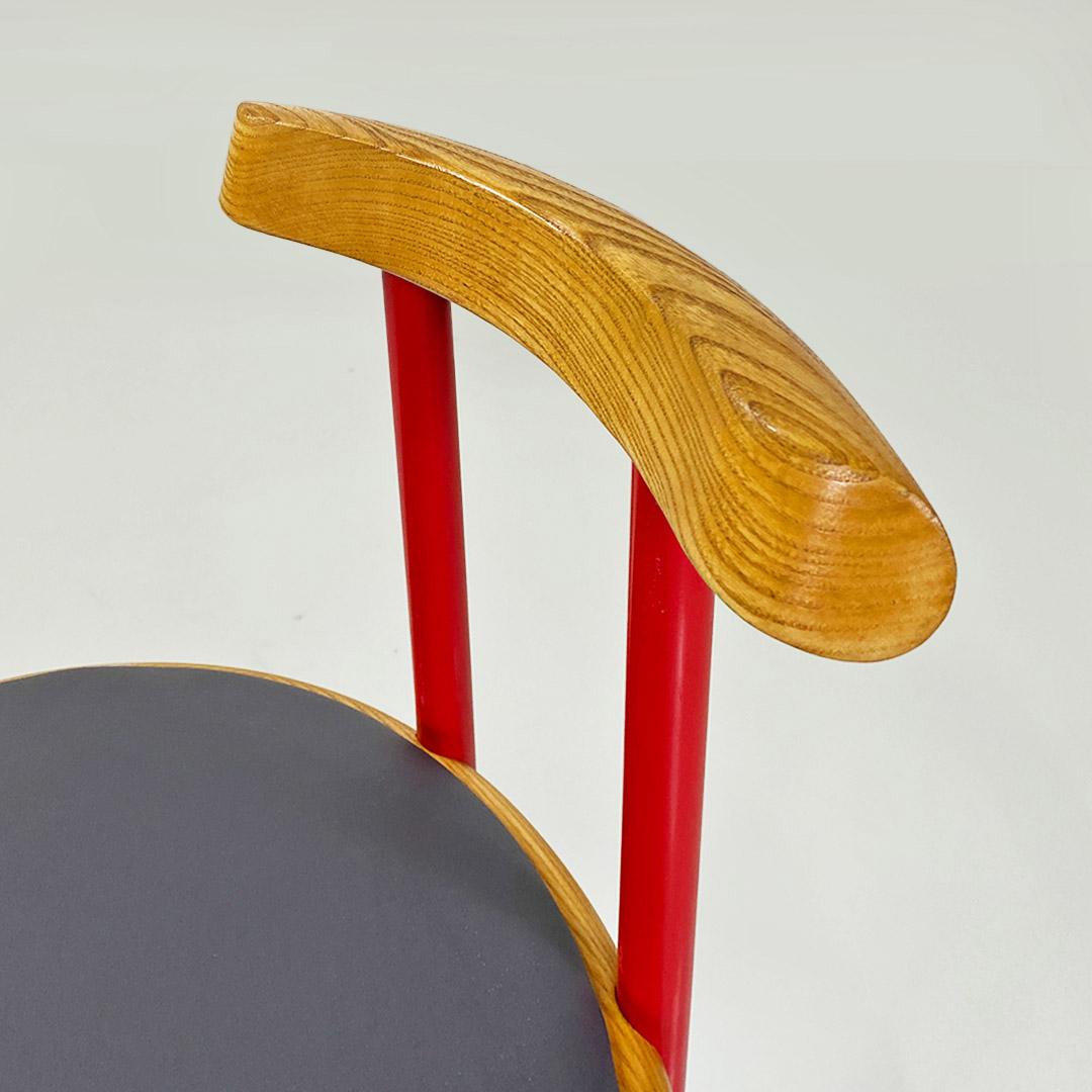 Chaise italienne de Tito Agnoli en métal rouge, bois et similicuir, vers 1960 en vente 1