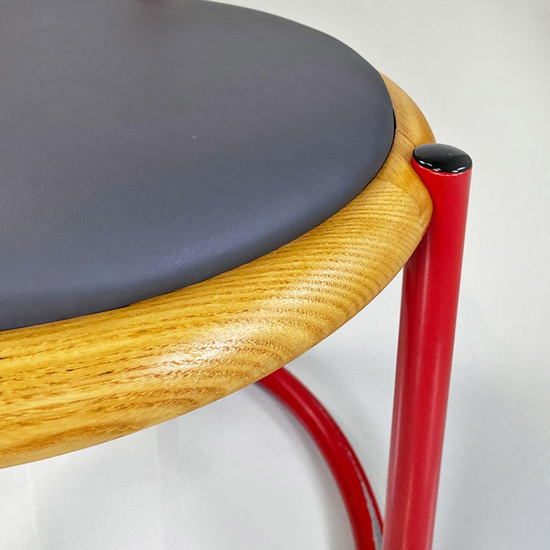 Chaise italienne de Tito Agnoli en métal rouge, bois et similicuir, vers 1960 en vente 3