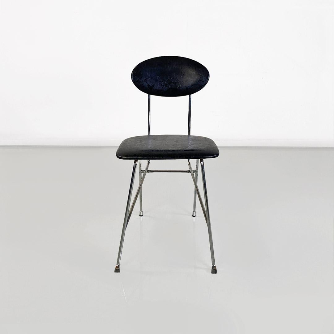 Chaise moderne italienne, acier et cuir noir, Alessandro Mendini pour Zabro 1980
Chaise avec structure en métal chromé, recouverte de cuir noir avec des motifs géométriques sur l'assise.
Des embouts avant élégants et des embouts arrière cylindriques
