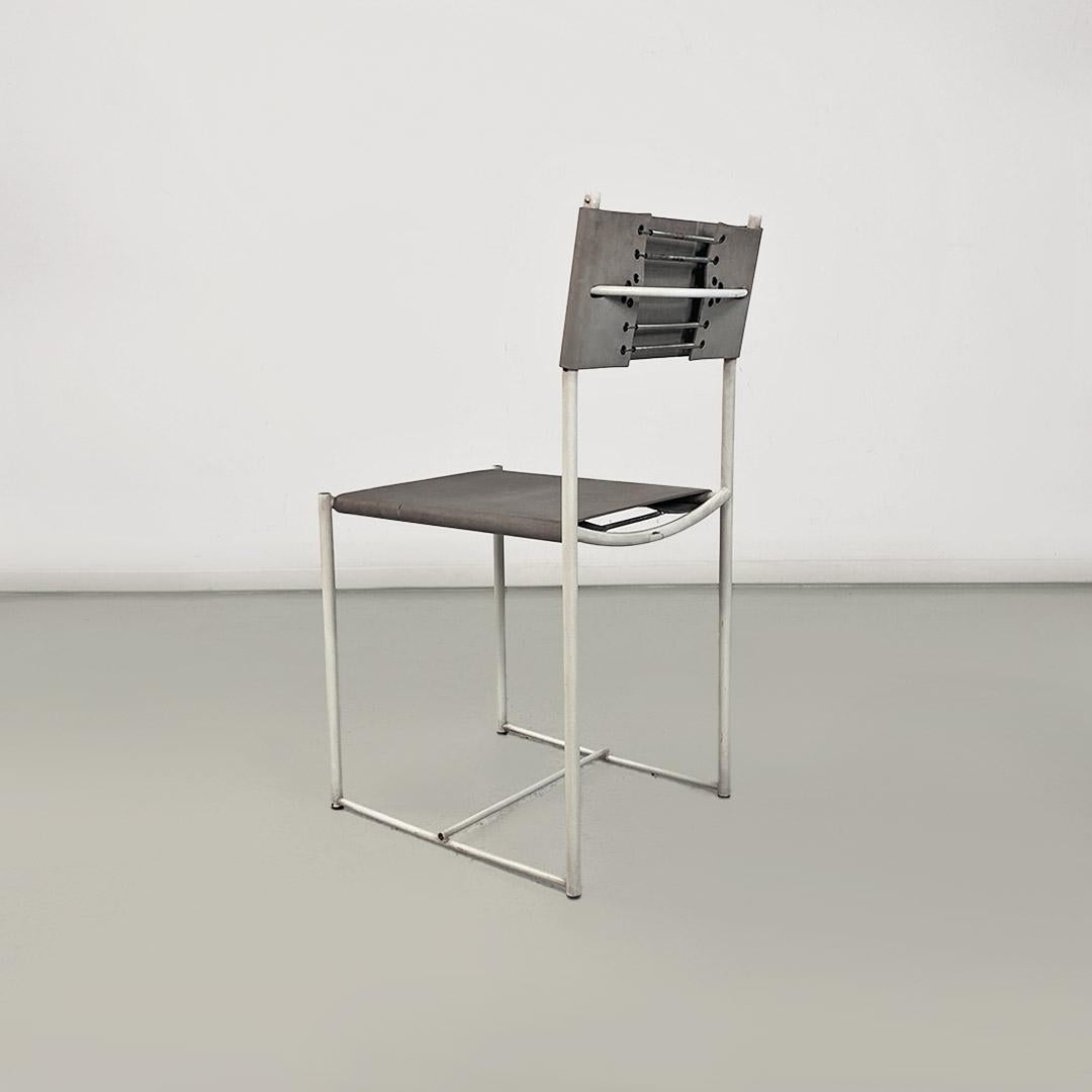 Chaise modèle Spaghetti dans une version rare avec une structure en métal blanc et une assise et un dossier en similicuir gris clair. Une poignée incurvée à l'arrière et des ressorts en fer à l'arrière du dossier et sous l'assise maintiennent ce