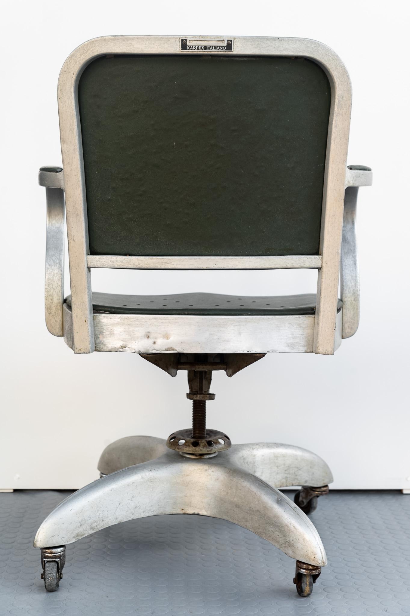 Stuhl Kardex Italia, 1930er Jahre.
Bürodrehstuhl aus Stahl und Aluminium, mit Vinyl überzogen und patiniert. 
Auf der Rückseite der Rückenlehne befindet sich ein Etikett mit der Aufschrift 
