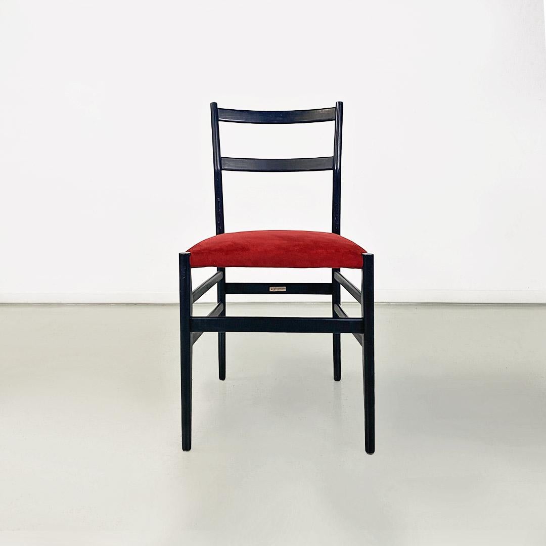 Chaise modèle Leggera avec structure en bois de hêtre teinté noir, assise tapissée et recouverte de tissu rouge.
Dessin de Gio Ponti, pour Cassina, 1951.
La chaise Leggera est l'une des icônes les plus célèbres du design italien du milieu du siècle,