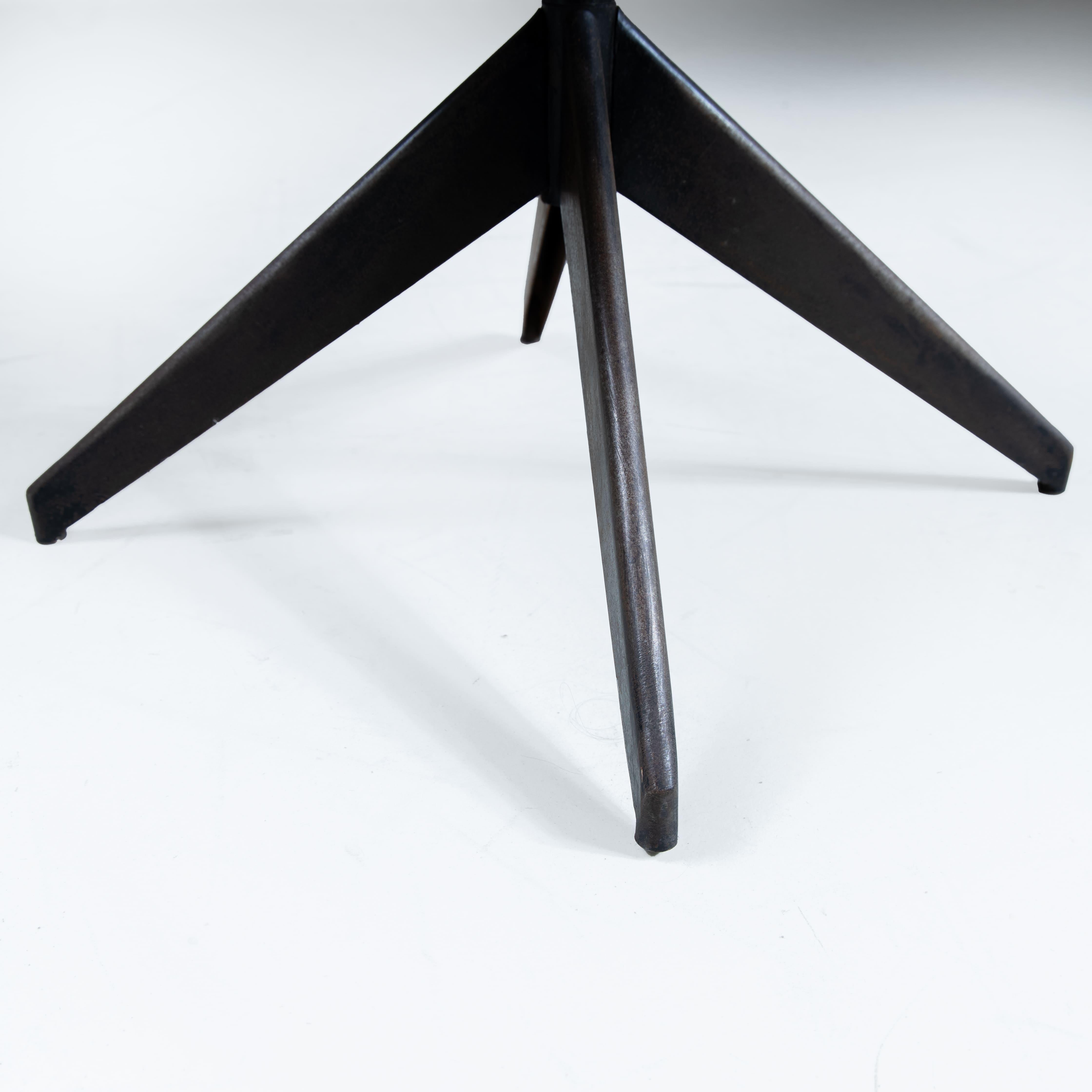 Sedia Medea con gambe da ufficio, Vittorio Nobili, Fratelli Tagliabue, 1955 circa. Legno compensato, impiallacciatura mogano e metallo nero. Le sedie, caratterizzate da linee pulite e sinuose, seduta e schienale sono infatti formati da un’unica