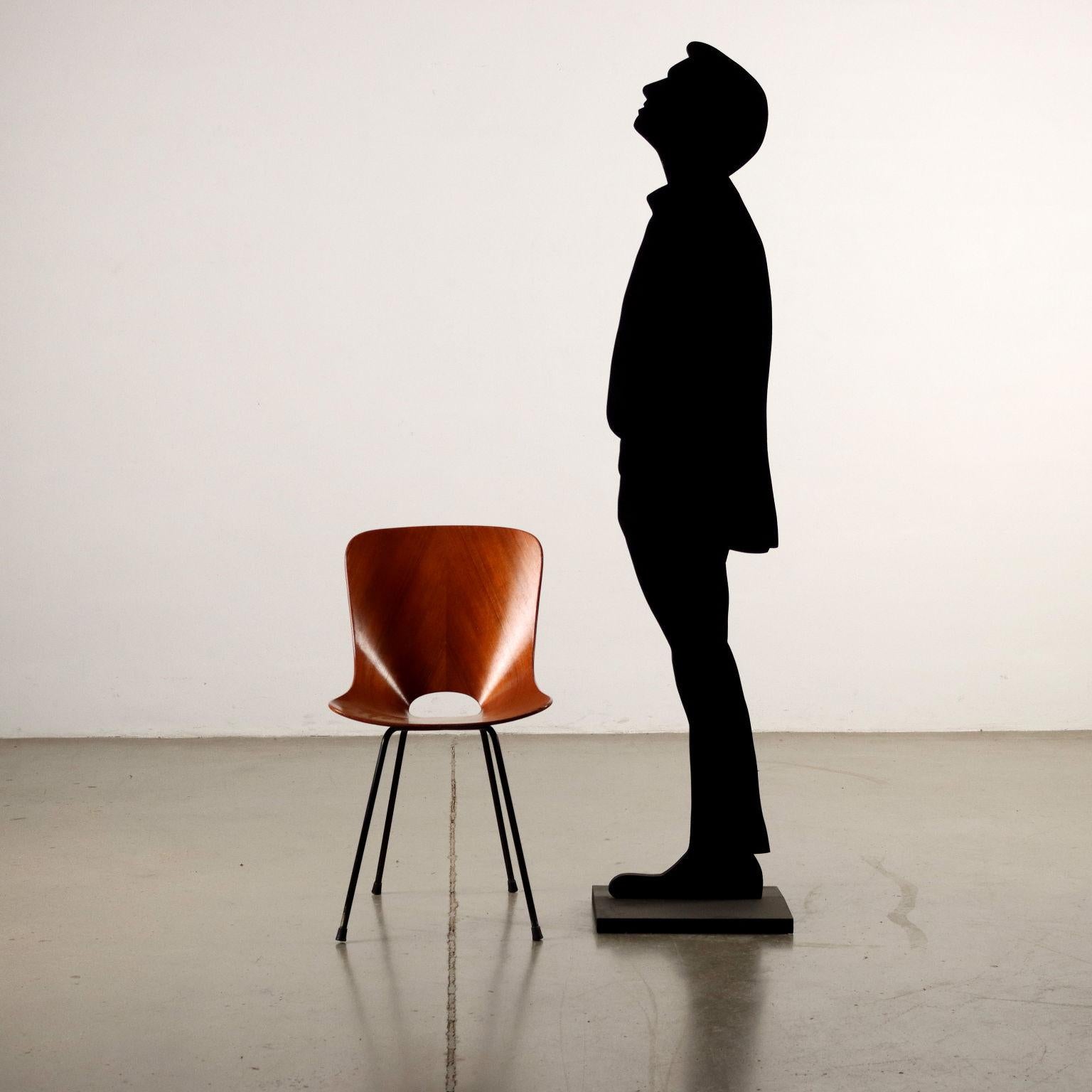 Variante dell'iconica sedia Medea in legno curvato con struttura in metallo smaltato; presenta il marchio della manifattura.
Sedia che ha segnato la storia del Design Italiano e prodotta dall'azienda Brianzola 'F.lli Tagliabue' dal 1955, viene