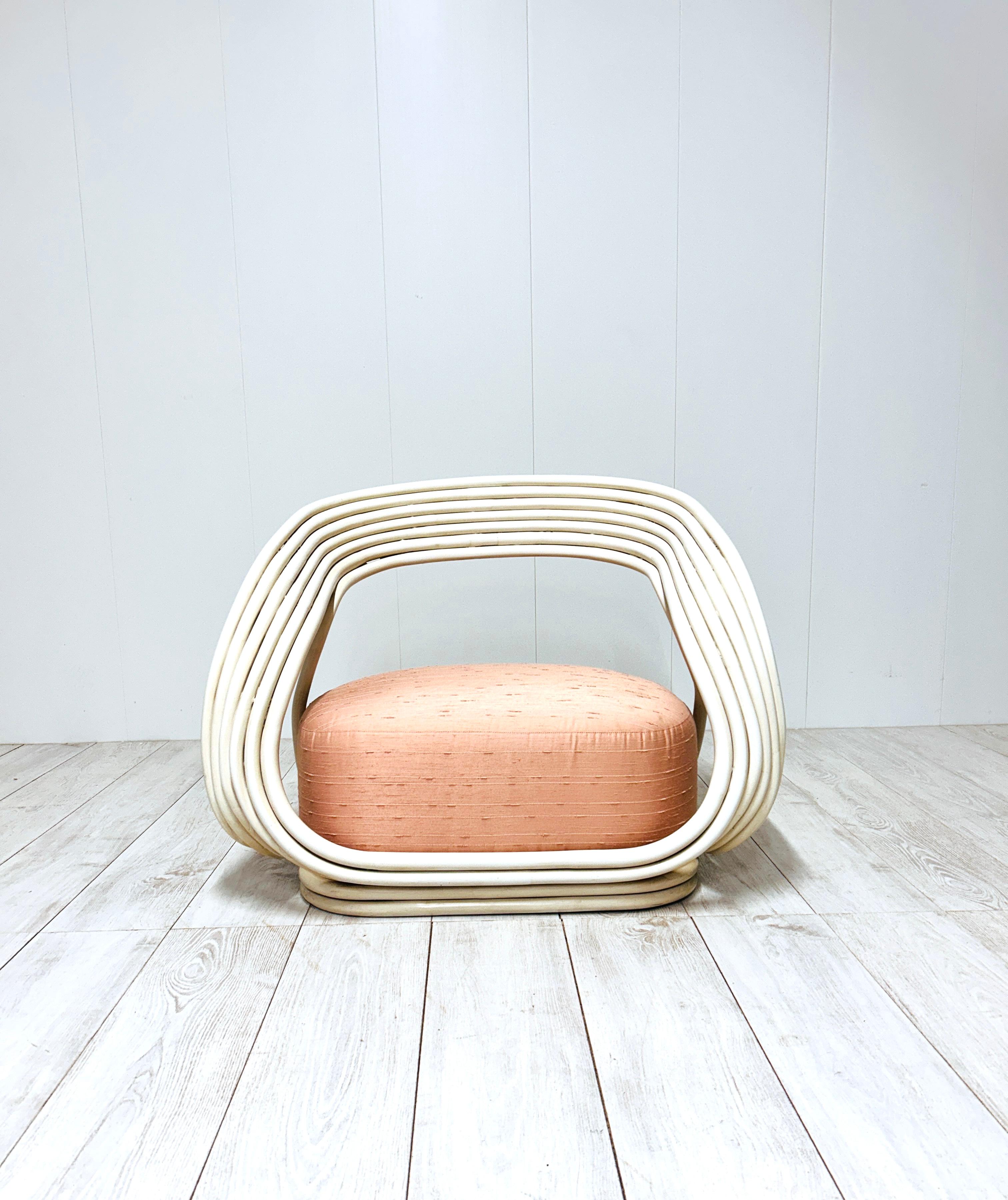 Progettata da Giovanni Travasa nel 1965, Eva è un'elegante poltrona realizzata in flessuoso giunco curvato e con un comodo cuscino come seduta.

La versione in vendita si presenta nella colorazione panna, con cuscino con tessuto originale nella