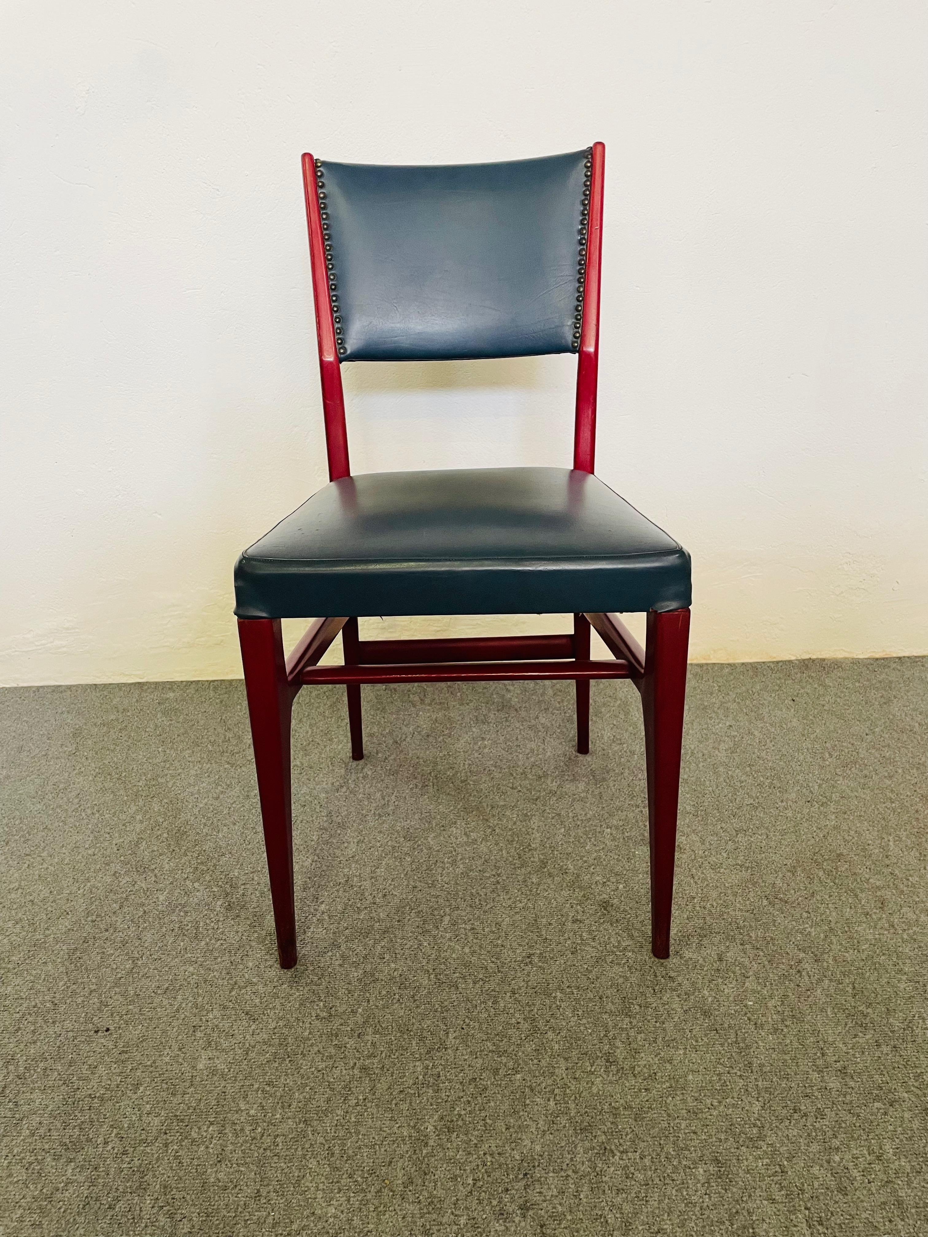 GIO PONTI
Una sedia 'CA 601' per CASSINA, CIRCA 1951.
Legno di frassino,sedile e schienale imbottiti
rivestiti in vinilpelle.
Altezza cm 84, larghezza 43, profondità 53.
In buone condizioni generali, presenta piccoli difetti dovuti dall'utilizzo e