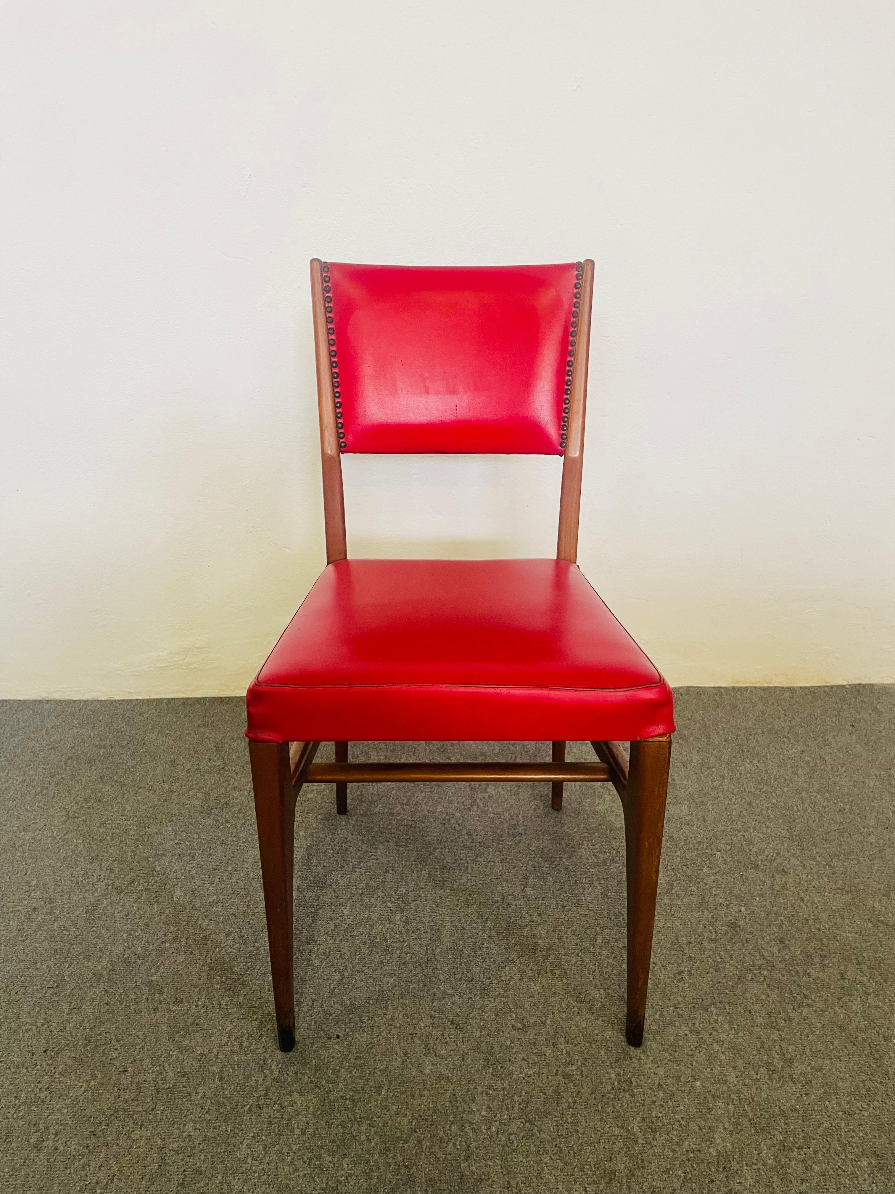 GIO PONTI
Una sedia 'CA 601' per CASSINA, CIRCA 1951.
Legno di frassino,sedile e schienale imbottiti
rivestiti in vinilpelle.
Altezza cm 84, larghezza 43, profondità 53.
In buone condizioni generali, presenta piccoli difetti dovuti dall'utilizzo e