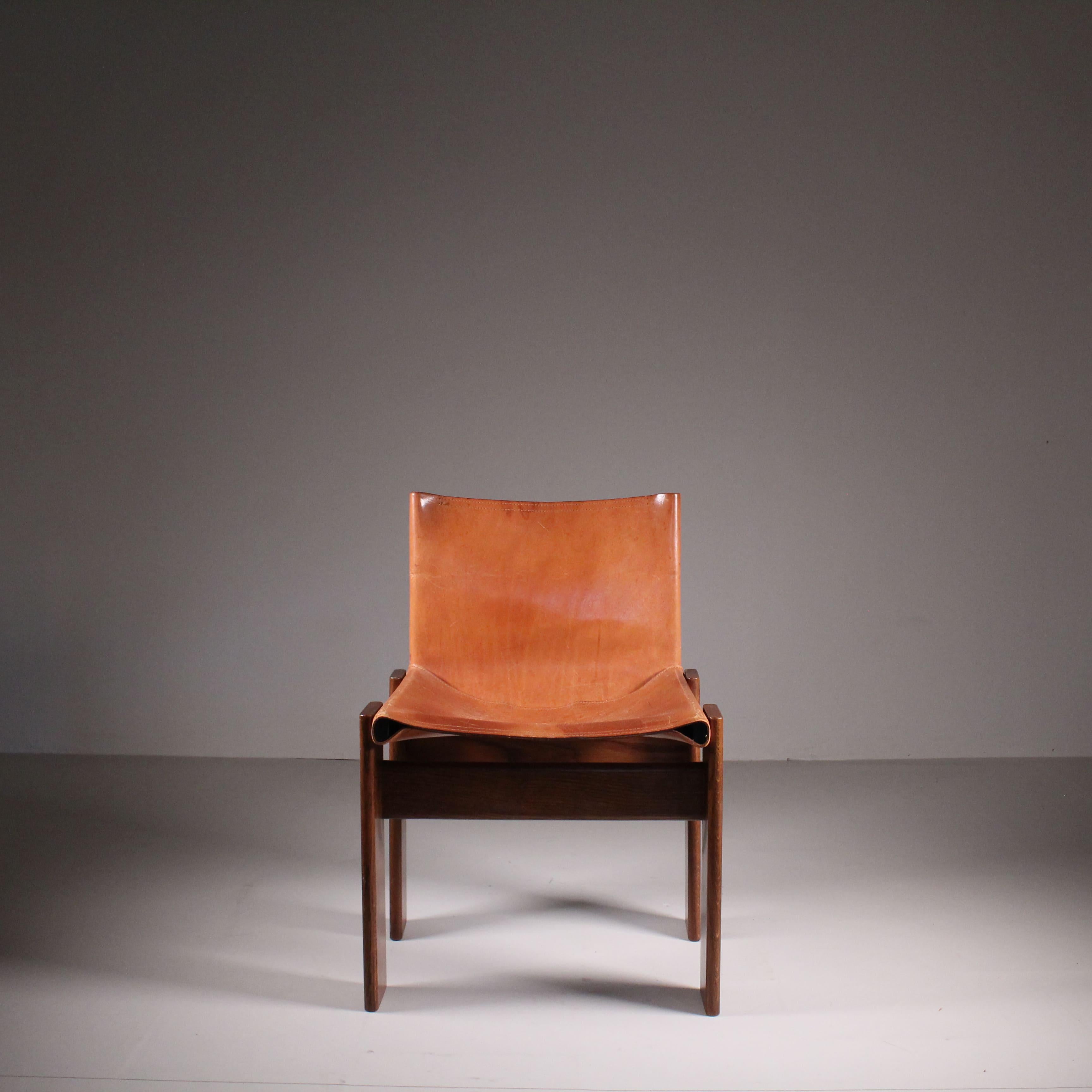 La Sedia Monk, progettata da Afra e Tobia Scarpa per Molteni nel 1969, è un esempio straordinario di design italiano. Questo pezzo iconico rappresenta la perfetta combinazione di funzionalità, comfort e estetica minimalista, riflettendo l’approccio