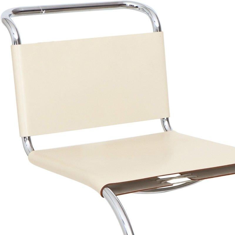 Der Stuhl Mr wurde 1927 von Mies Van Der Rohe entworfen und im selben Jahr von Knoll International hergestellt. Mit seinem geschwungenen Stahlrohrrahmen ist der MR-Stuhl seit seiner Einführung in den Vereinigten Staaten eine wichtige Designikone.