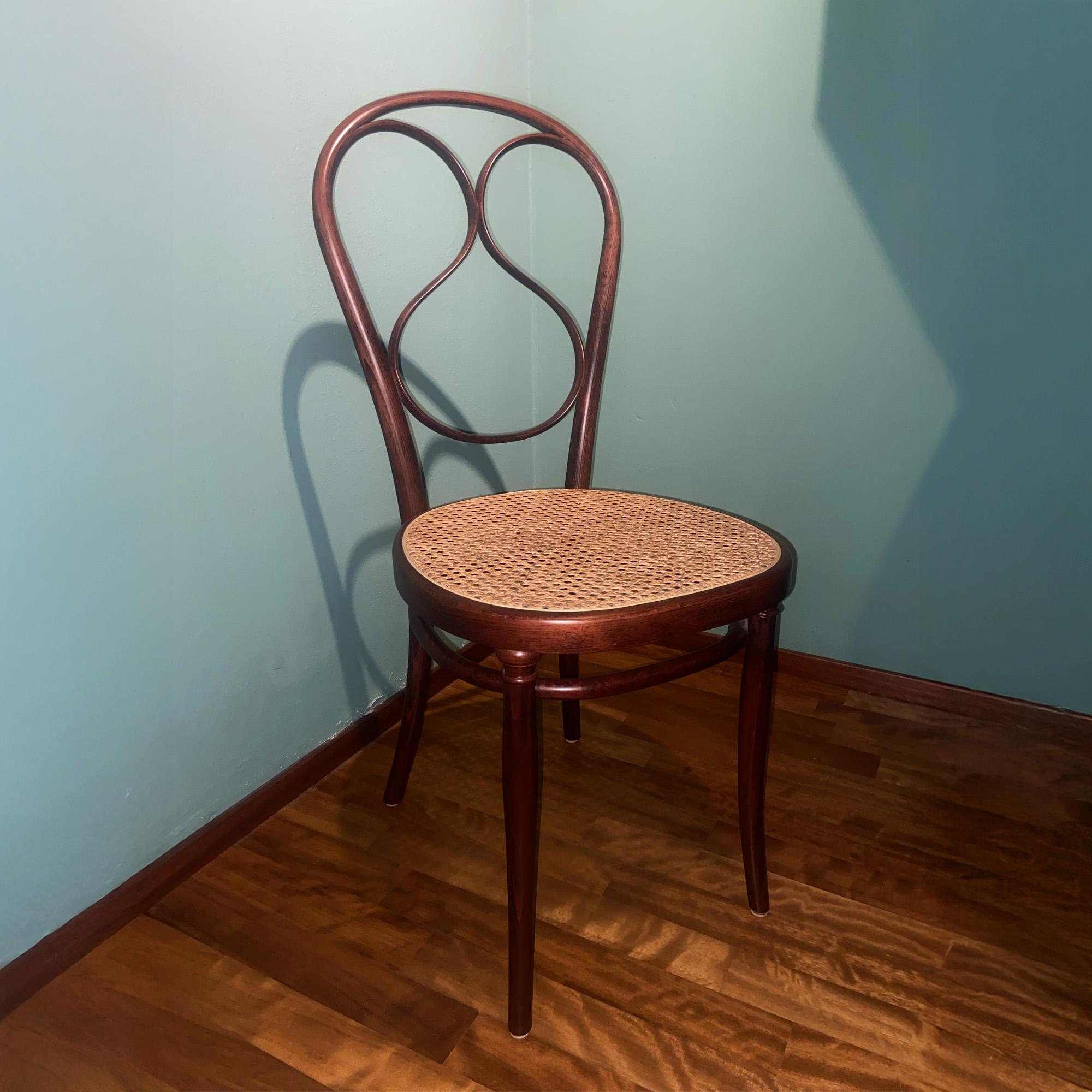 Sedia N.1 disegnata da Michael Thonet nel 1849 e prodotta dalla omonima azienda Gebrüder Thonet a Vienna, nel 1849. Con la sua forma leggera, elegante e sinuosa, la N.1 è la sedia più iconica del produttore tedesco. Grazie all’innovativa tecnica