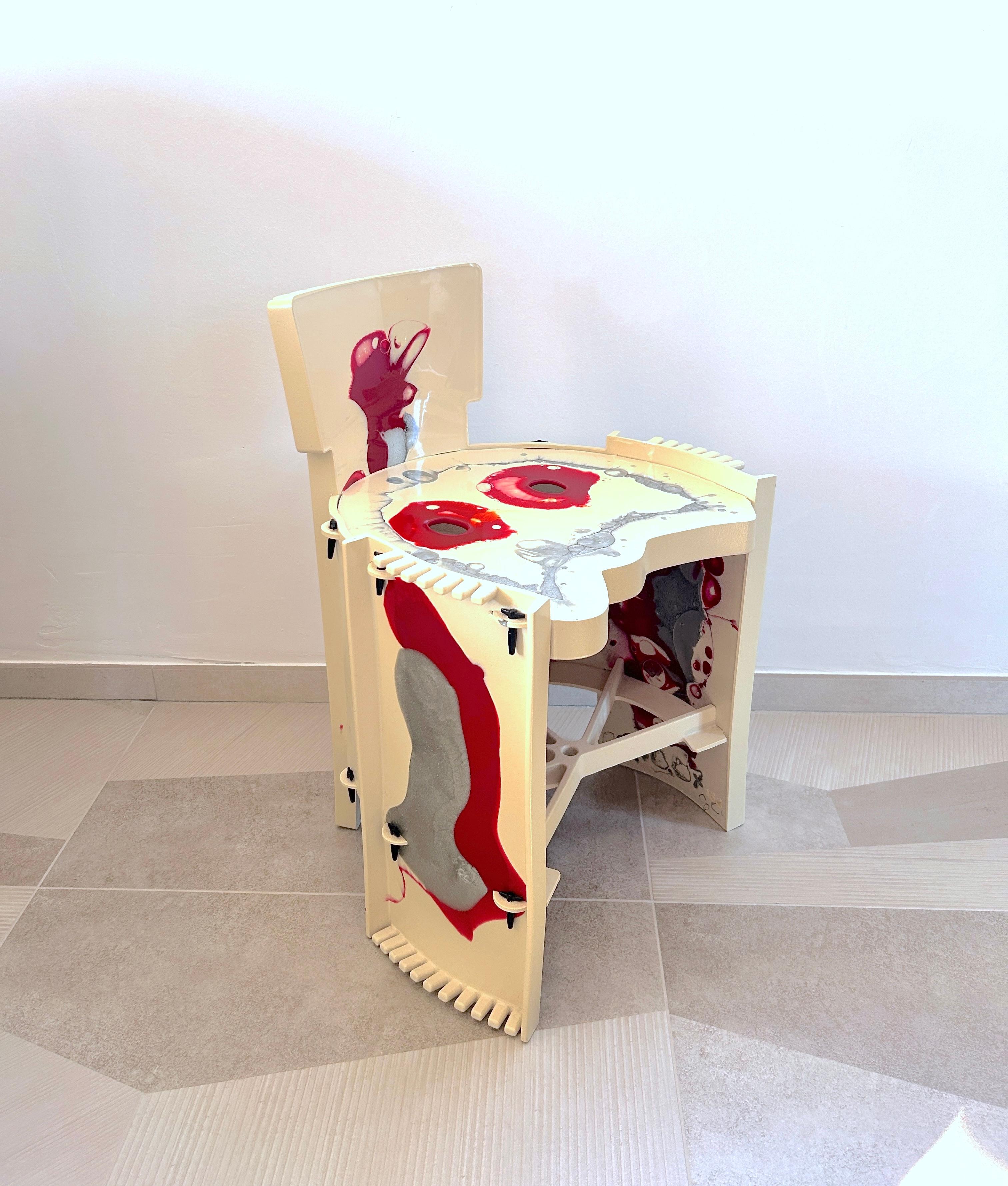 Beautiful small chair made by Gaetano Pesce for Zerodiegno in 2003.
Decorated in shades of white, red and silver, it lends a touch of elegance to the room in which it is placed. Usable by children as an armchair, it can be used by adults as a small