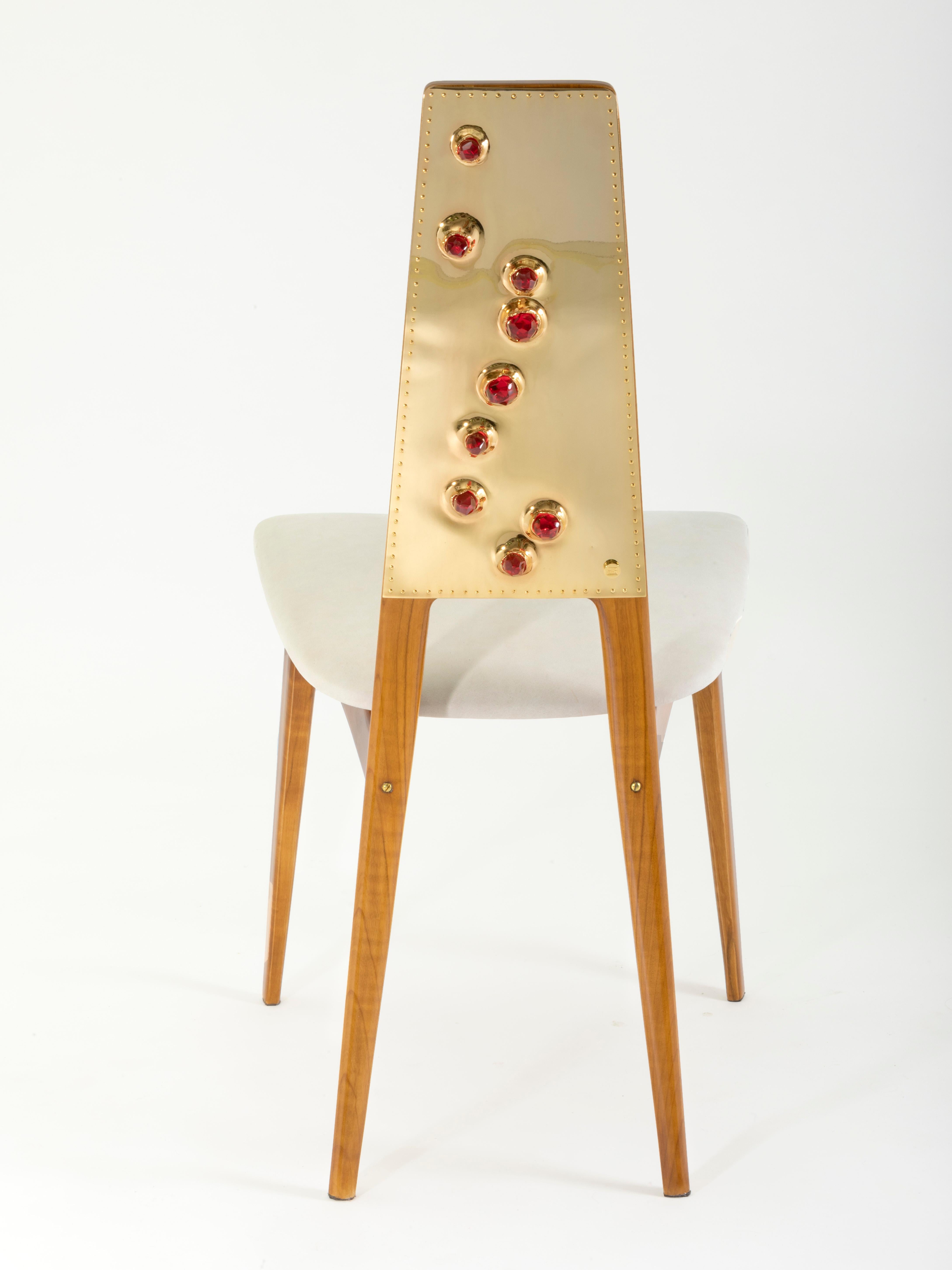 Chaise simple 'HUBBLE RED' (possibilité de set : 6 pièces)

Chaise en cerisier fabriquée à la main en Italie, laquée et polie à la main avec de la gomme-laque. Le siège a été spécialement conçu avec un rembourrage souple recouvert à la main de cuir