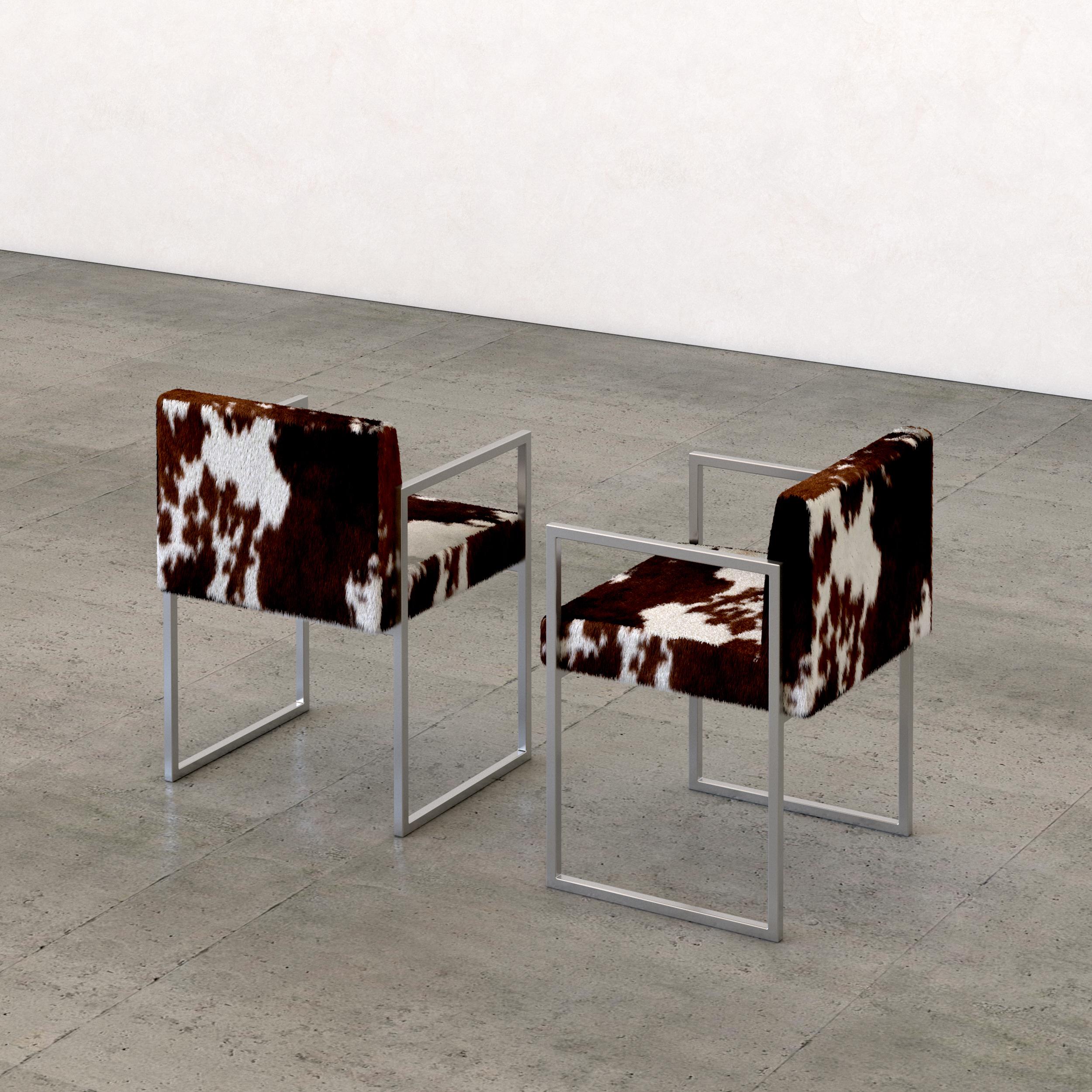 La Sedia Paris è un pezzo artigianale realizzato su ordinazione, concepito per unire purezza formale e matericità ricercata. La struttura in acciaio inox, lavorata con precisione scultorea, dialoga con l’imbottitura rivestita in pregiato cavallino