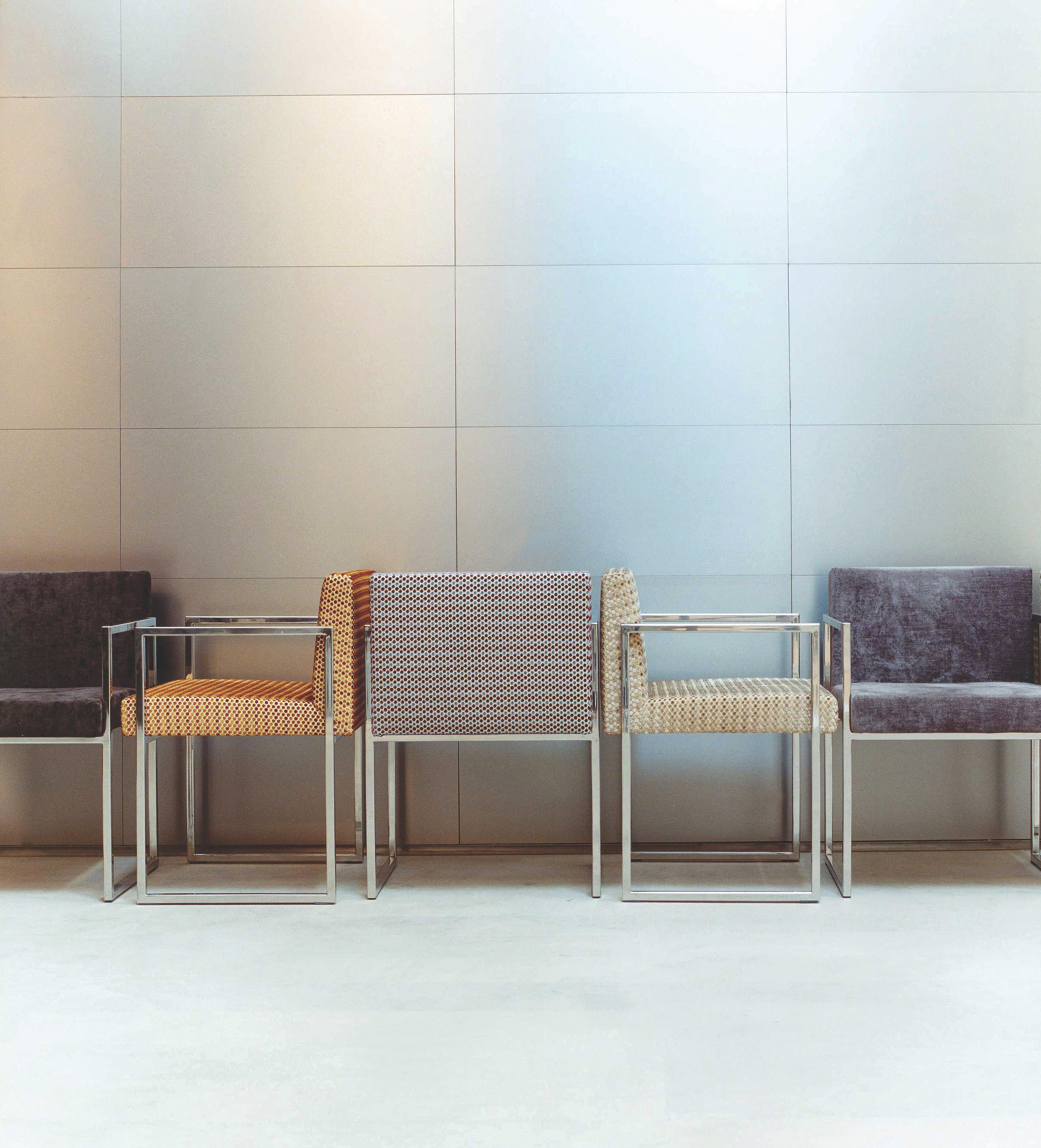 Der Paris Chair ist eine handgefertigte Einzelanfertigung, die formale Reinheit und raffinierte Materialität miteinander verbindet. Das Gestell aus rostfreiem Stahl, das mit skulpturaler Präzision gearbeitet ist, steht im Dialog mit der Polsterung,