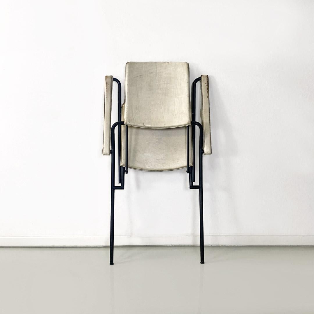Moderner italienischer Klappstuhl aus weißem Leder und schwarzem Metall, um 1980
Klappstuhl mit abgerundetem, rechteckigem Sitz auf der Vorderseite, schwarz lackiertem Metallrohrgestell, Armlehnen, Sitz und Rückenlehne mit weißem Leder bezogen.
c.