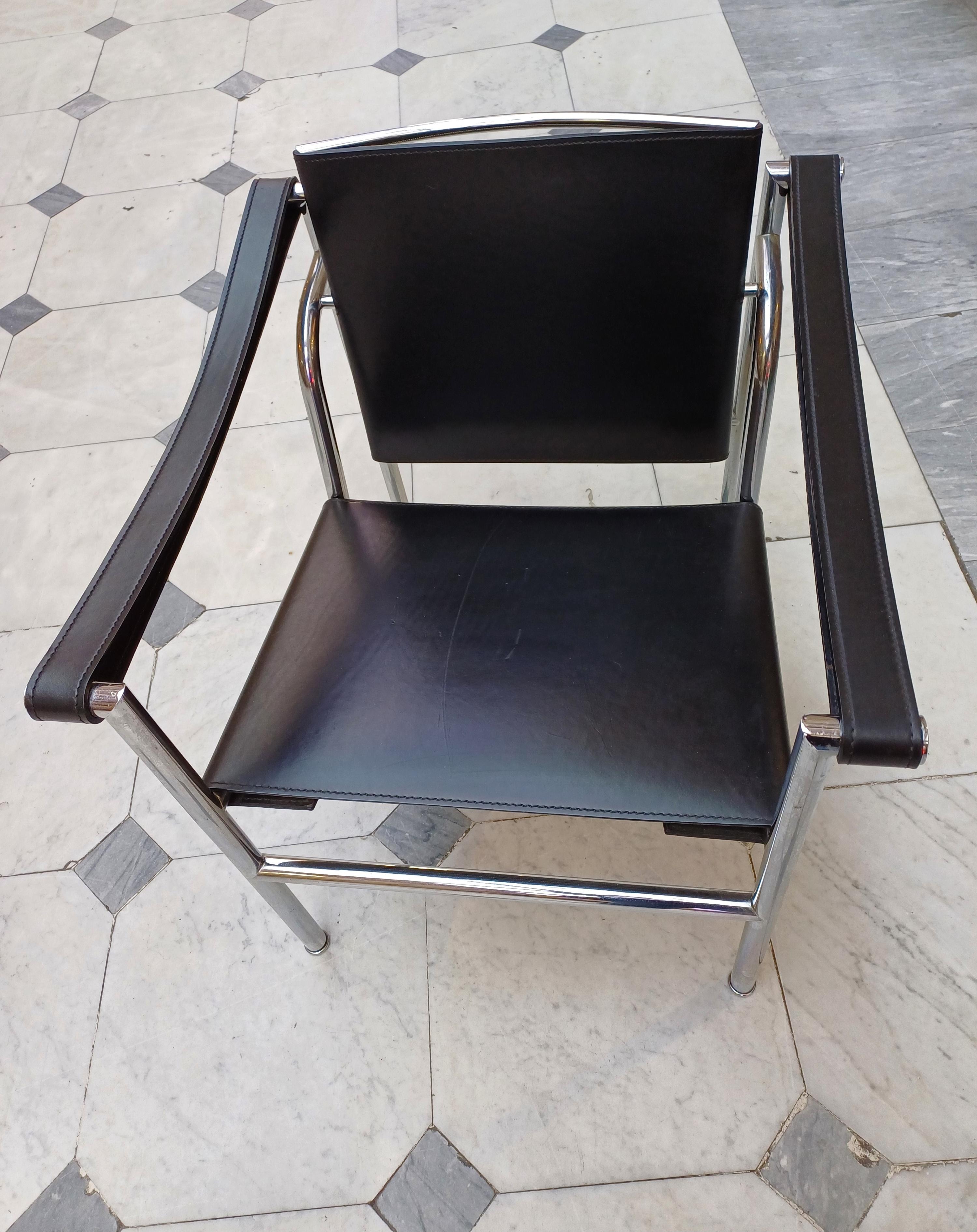 LC1 armchair by Le Corbusier for Cassina with branding For Sale 1