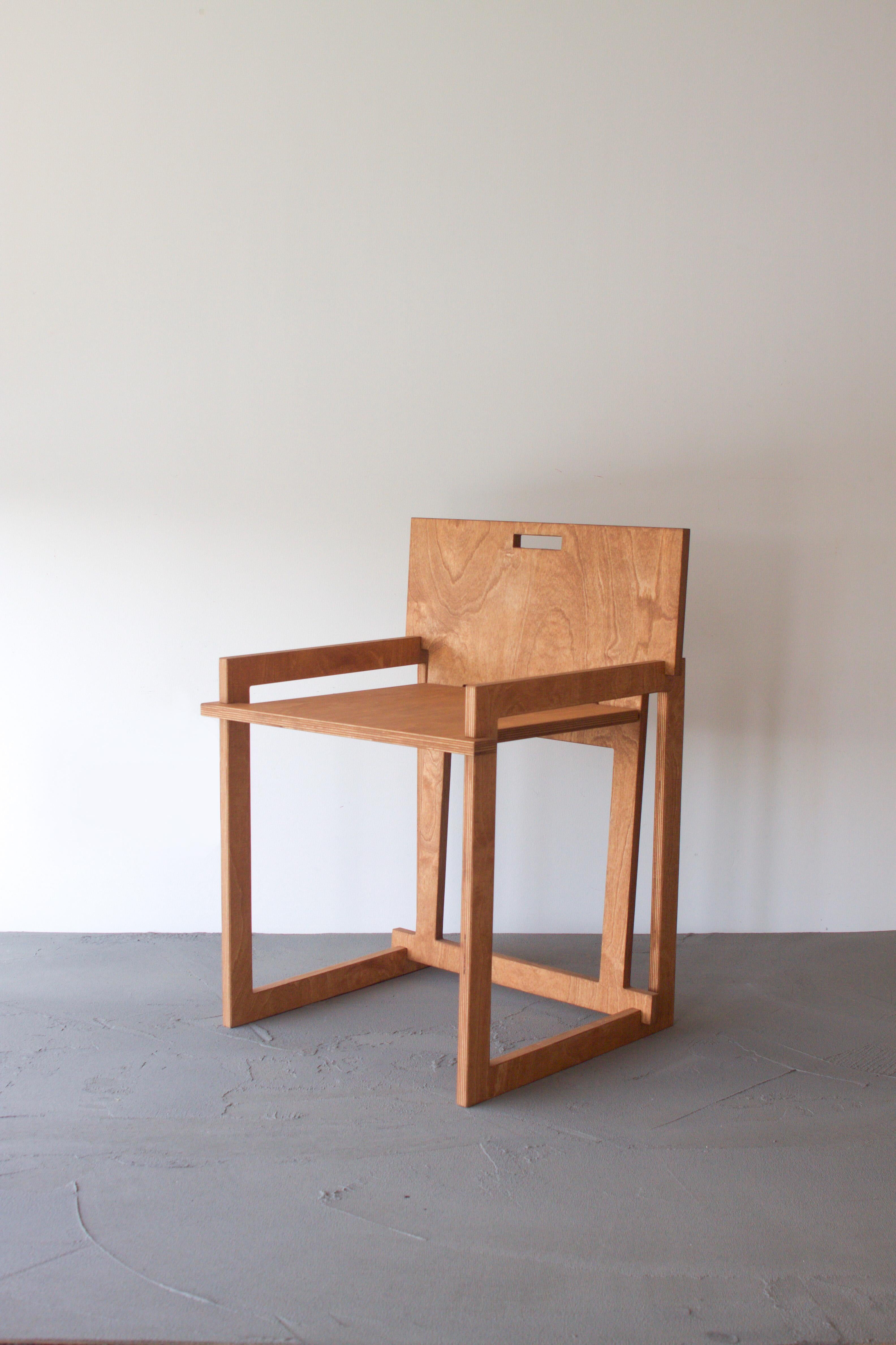 Sedia Quadra Esszimmerstuhl von Edoardo Lietti Studio
Einzigartiges Stück
Abmessungen: T 62 x B 48 x H 67 cm.
MATERIALIEN: Birkensperrholz.
Gewicht: 9 kg.

Der Stuhl ist ein Flatpack, das leicht montiert und demontiert werden kann. Das Objekt wird