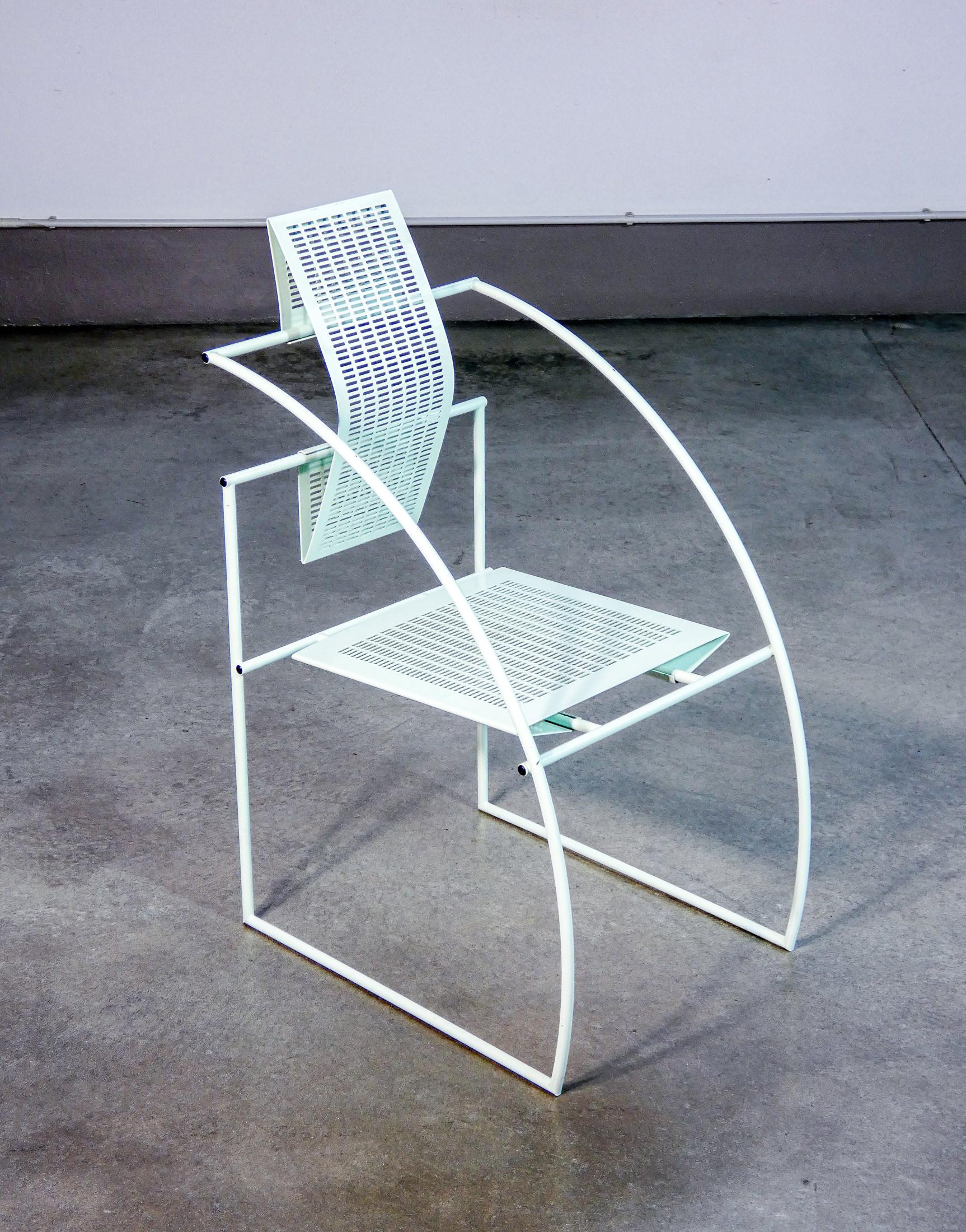 Quinta-Stuhl,
entwurf Mario BOTTA
für ALIAS,
blaue Version.

URSPRUNG
Italien

PERIOD
1980s

DESIGNER
Mario BOTTA
für ALIAS

MODELL
Fünfte

MATERIALIEN
Hellblau lackiertes Metall

ABMESSUNGEN
Höhe: 93.5 cm
Breite: 45.5 cm
Tiefe: 57 cm
Sitz: 41