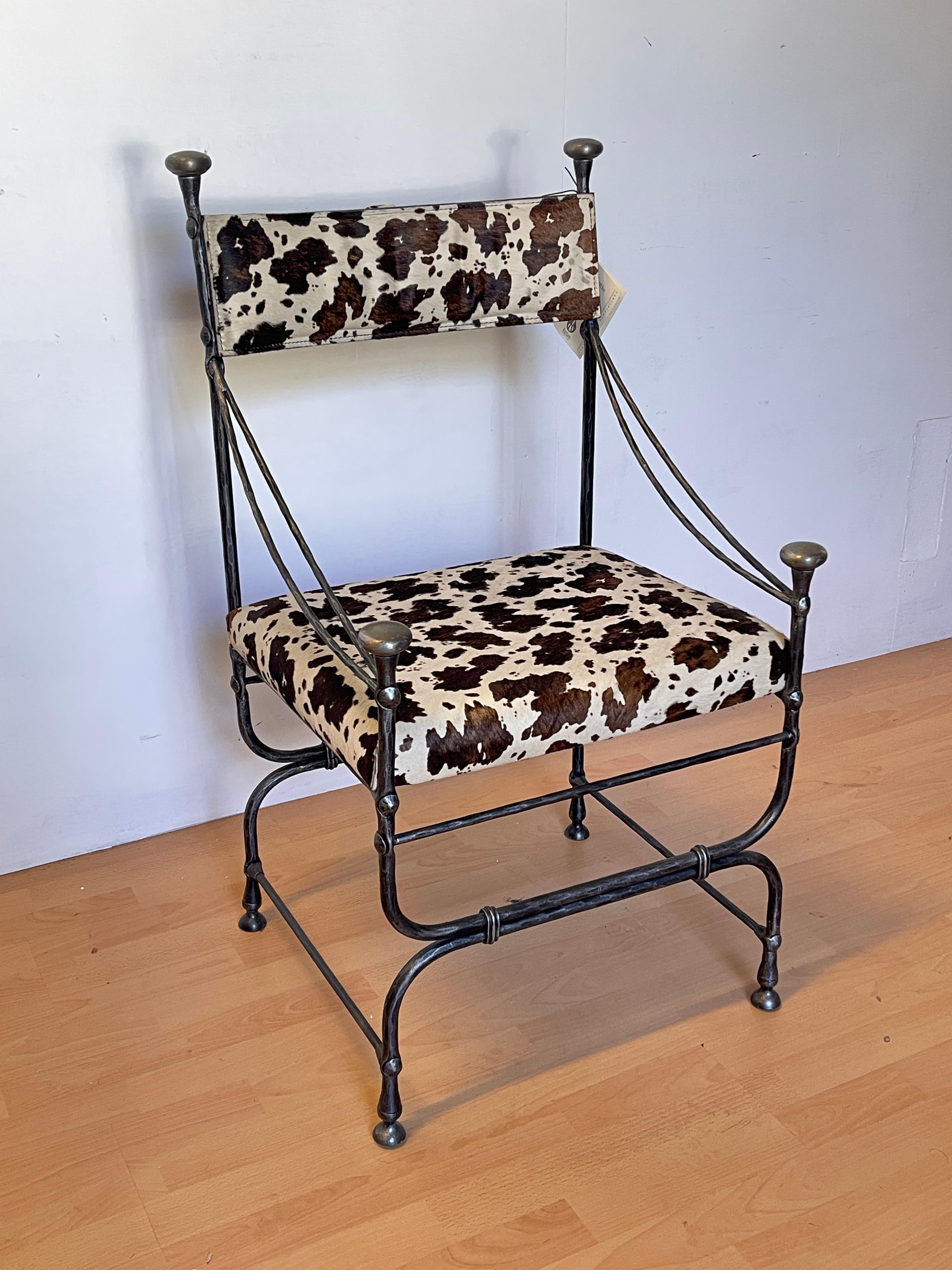 Ein stilistisch entschiedenes und raffiniertes Kunstwerk, das die Eleganz des Stahls mit der Natürlichkeit der Pelle aus Rindfleisch verbindet.
Das von Hand gefertigte Metallgestell mit brünierter Oberfläche hat einen handwerklichen und