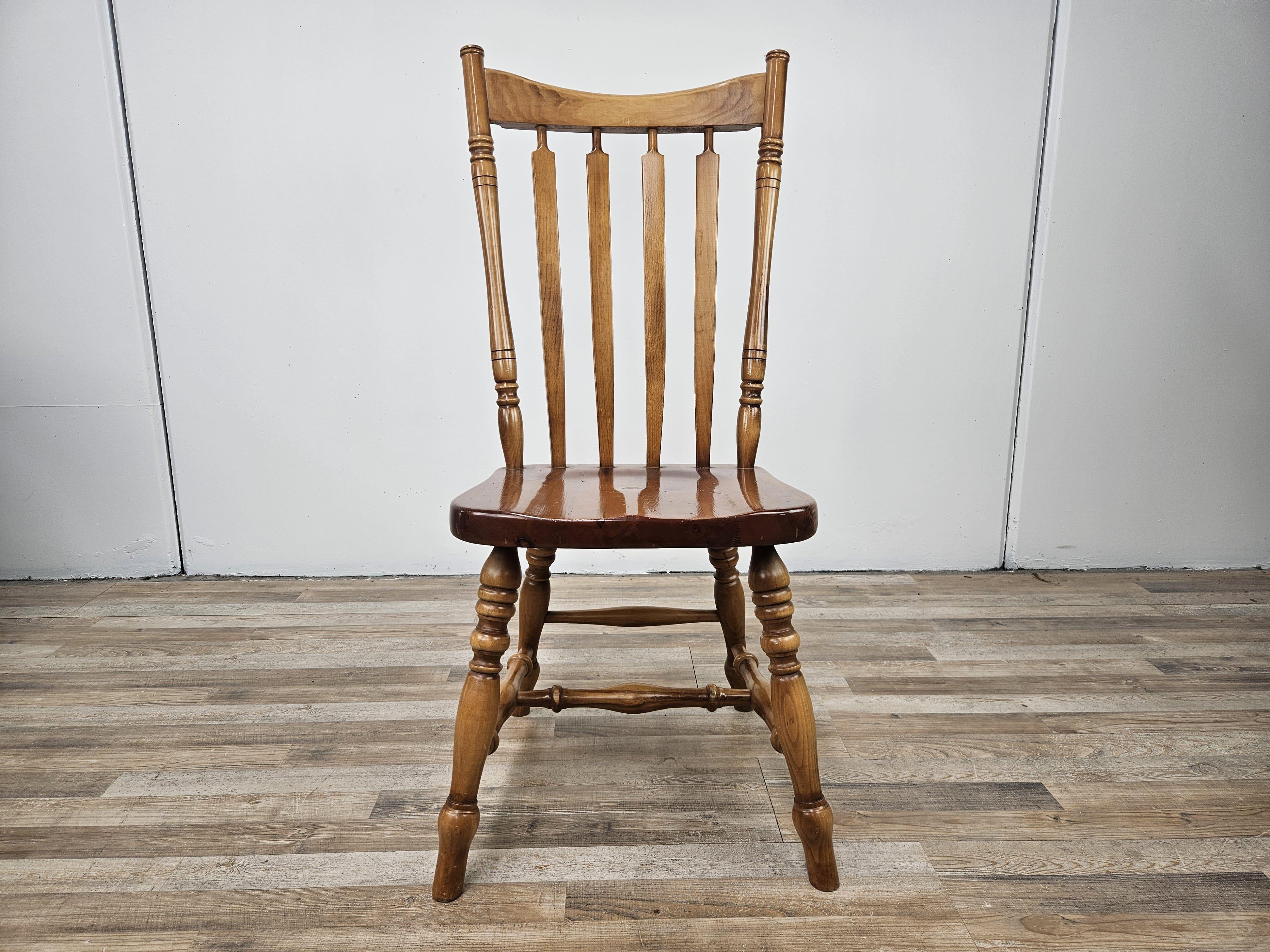 Sedia in legno dei primi anni '80 di produzione italiana.

Indicata per taverne, pub, locali o cucine rustiche.