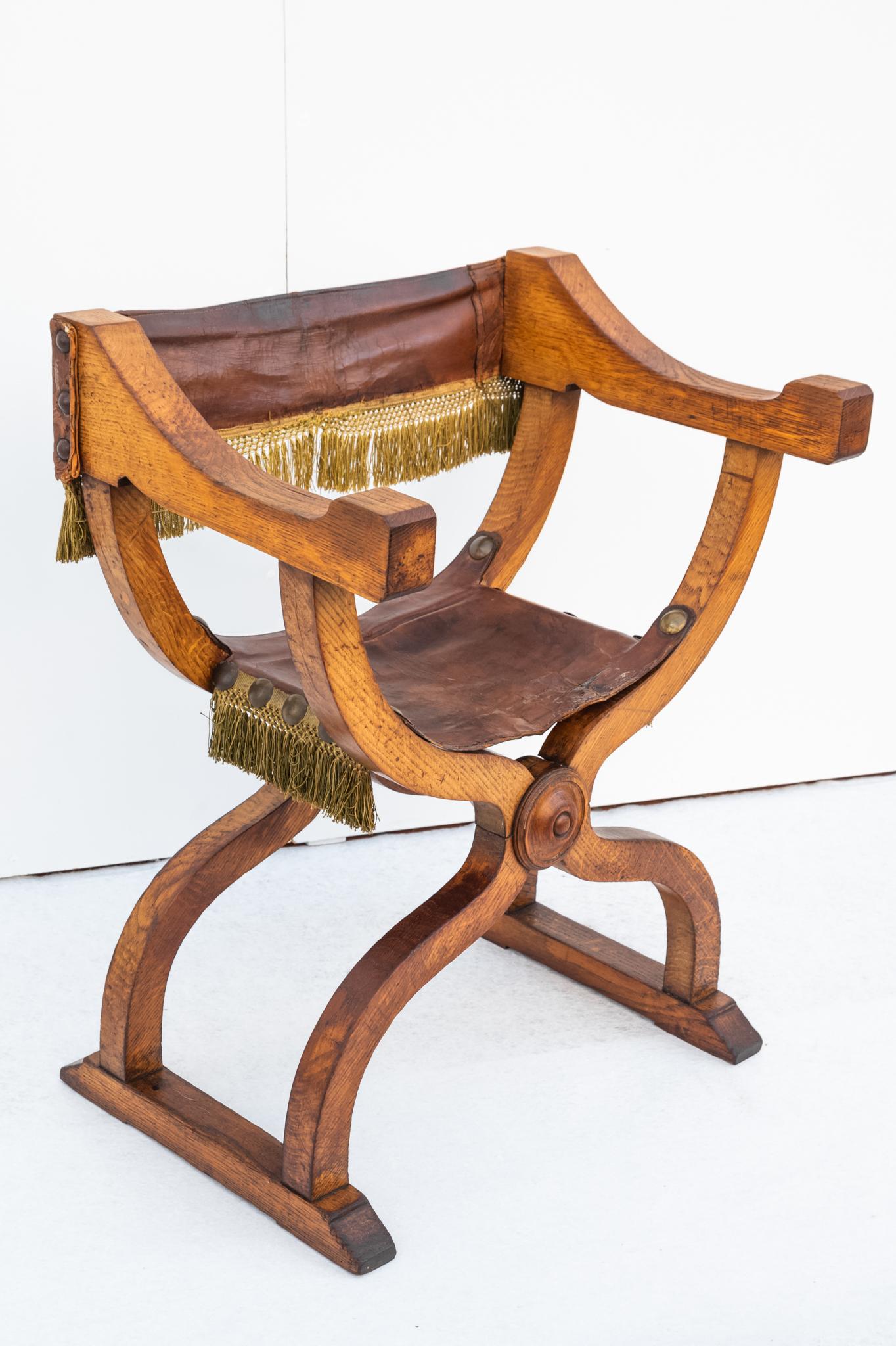 Savonarola-Stuhl, hergestellt in Italien, Jahr 1900. 
Die Struktur ist aus Massivholz gefertigt. Sitz und Rückenlehne sind aus ORIGINAL-Leder, das mit großen Polsternägeln befestigt ist. Die Sitzfläche und die Rückenlehne sind mit Fransen verziert.