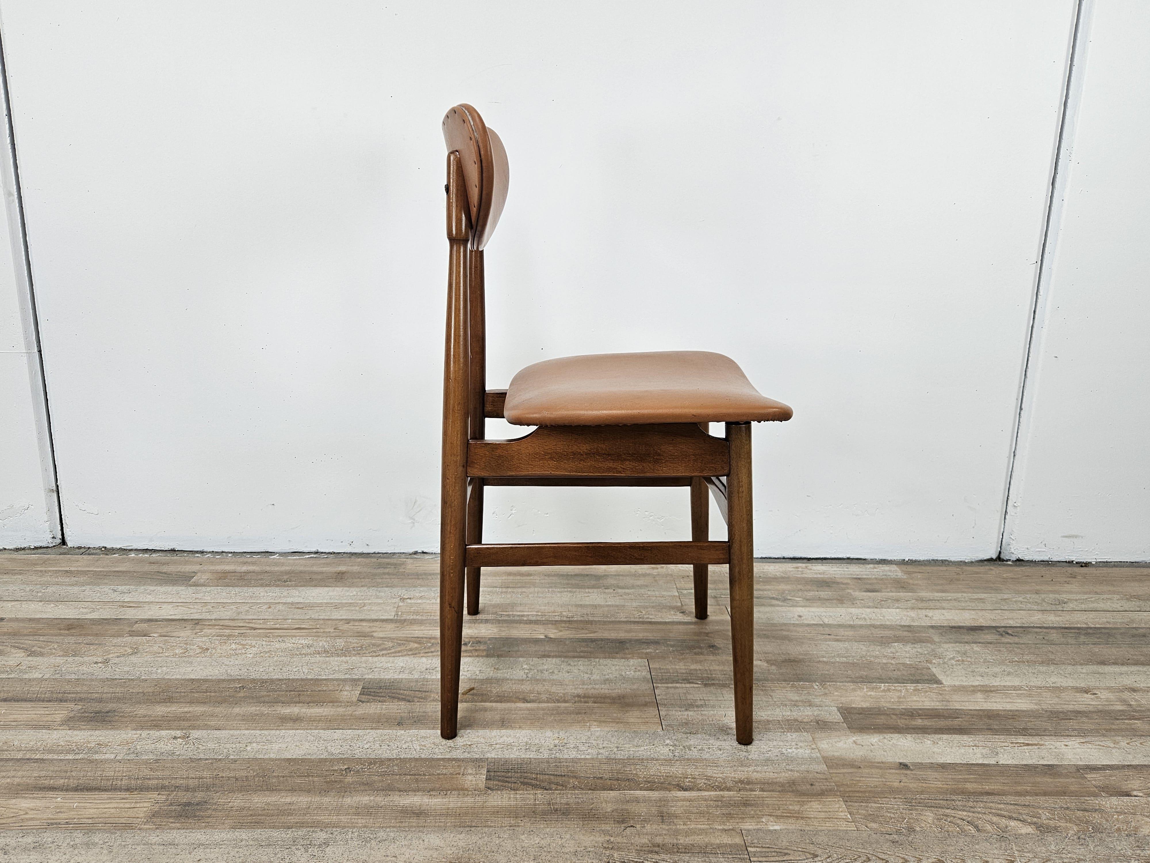1970s teak frame dining room chair with upholstered seat and back covered in light brown skai.

Chair polished with shellac, ready to use. 
Seat and back with normal signs of wear from age and use.