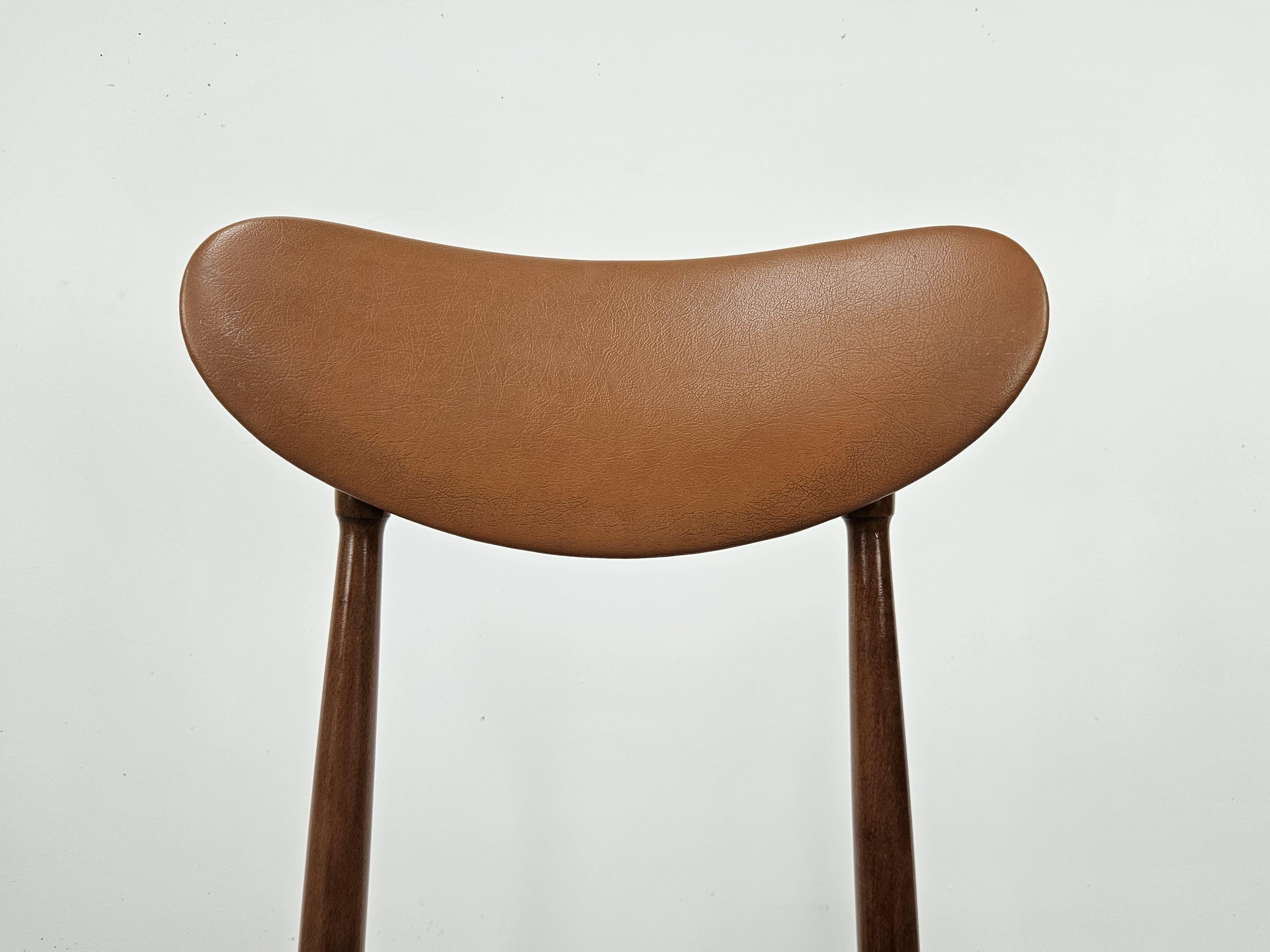 Scandinavian 1970s teak and brown skai chair In Good Condition For Sale In Premariacco, IT