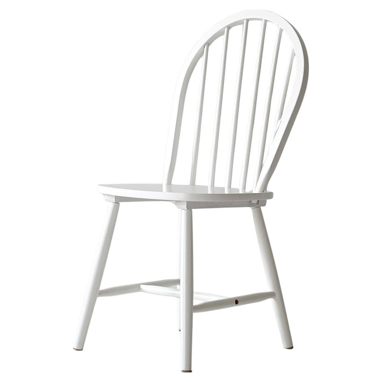 Skandinavischer weißer Stuhl