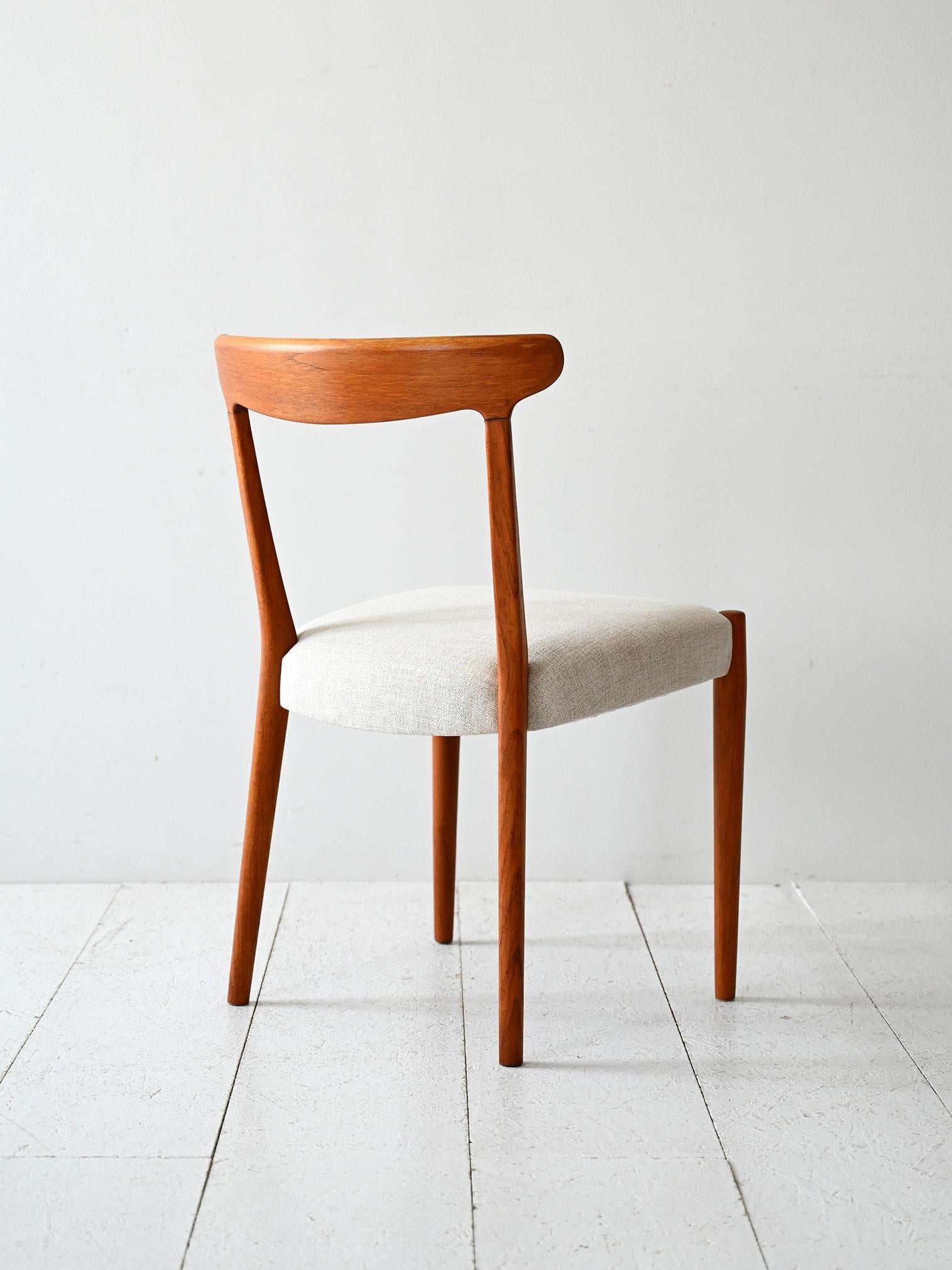 Struttura in teak con schienale curvo e seduta rifoderata in tessuto chiaro. Linee pulite e leggere.

Sedia da pranzo scandinava degli anni ’60 realizzata in teak massello, con seduta imbottita rifoderata in tessuto idrorepellente. Lo schienale