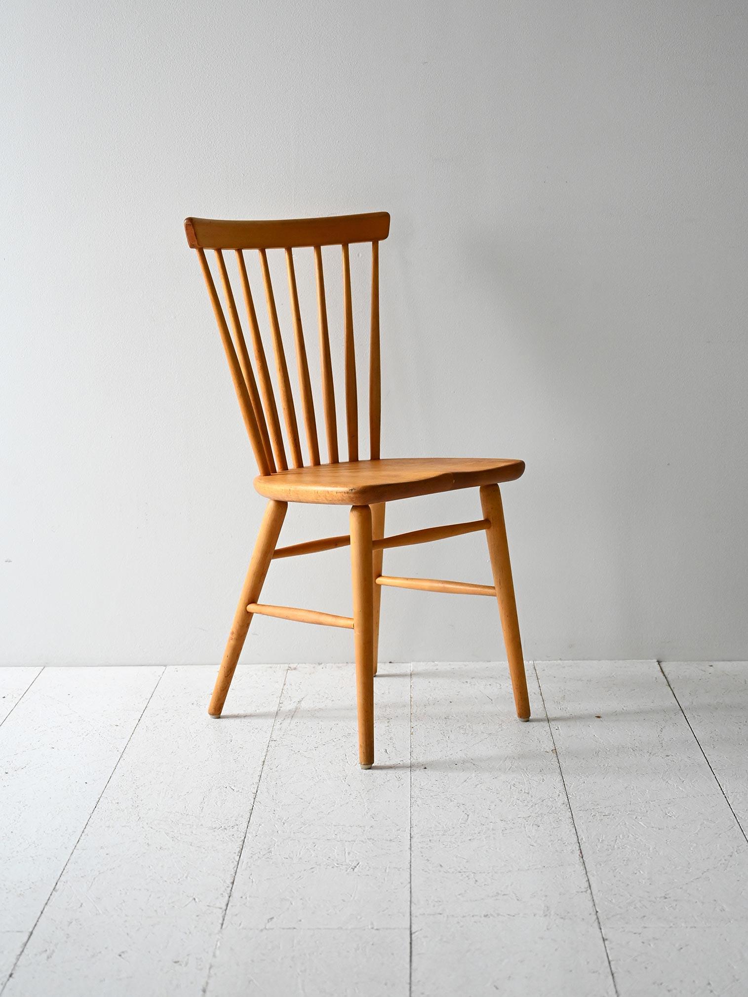 Sedia scandinava in faggio, modello Pinstolar, anni ’50/60, con schienale composto da otto listelli cilindrici.

Sedia scandinava vintage realizzata in faggio massello, risalente agli anni ’50/60. Il modello è una variante del classico Pinstolar,