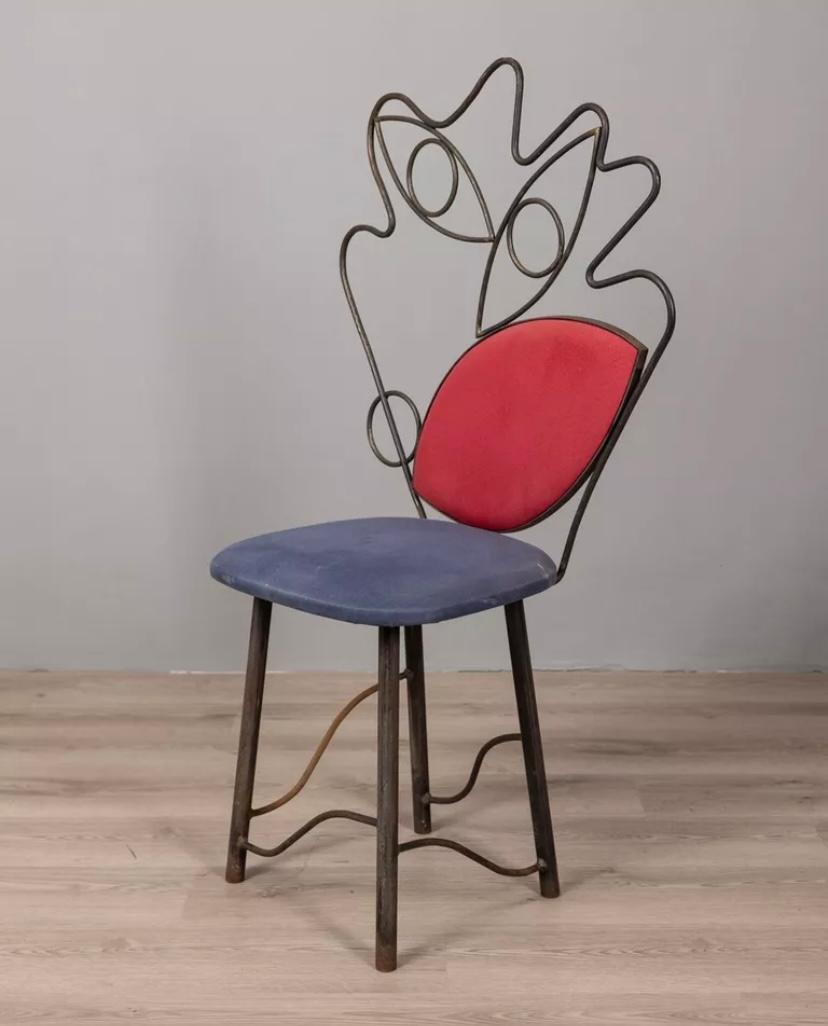Sedia scultorea con struttura in ferro, seduta e schienale imbottiti e rivestiti in tessuto rosso e azzurro, design Italiano, anni 70.

CONDIZIONI: In buone condizioni, presenta segni d'usura dati dal tempo

DIMENSIONI: Altezza 116 cm; Larghezza 69