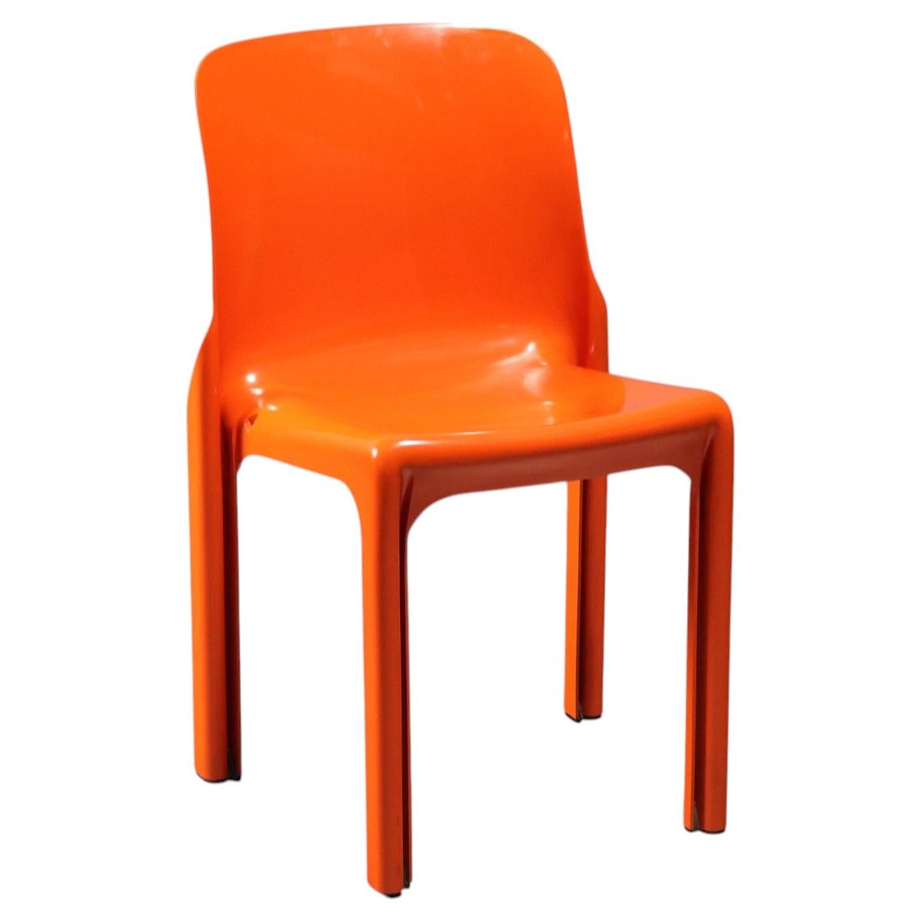 Sedia 'Selene' di Vico Magistretti Anni 60-70 in plastica arancione.
