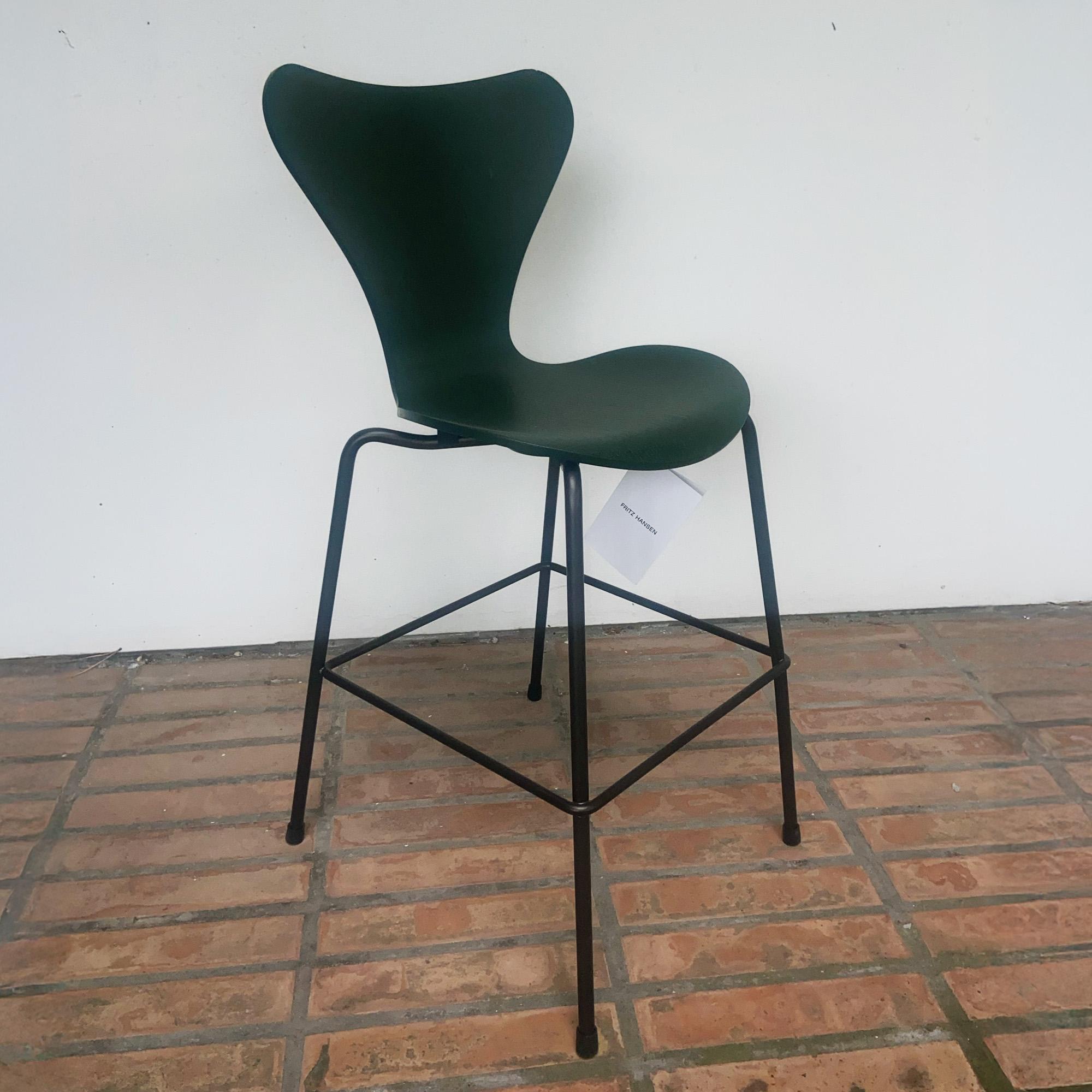Sedia Serie7 Junior disegnata da Arne Jacobsen nel 1955 e prodotta da Fritz Hansen, Copenaghen. Con una linea sinuosa, la Serie7 è una dei più famosi marchi di fabbrica del designer danese. La sua versatilità si mescola ad una grande durabilità nel