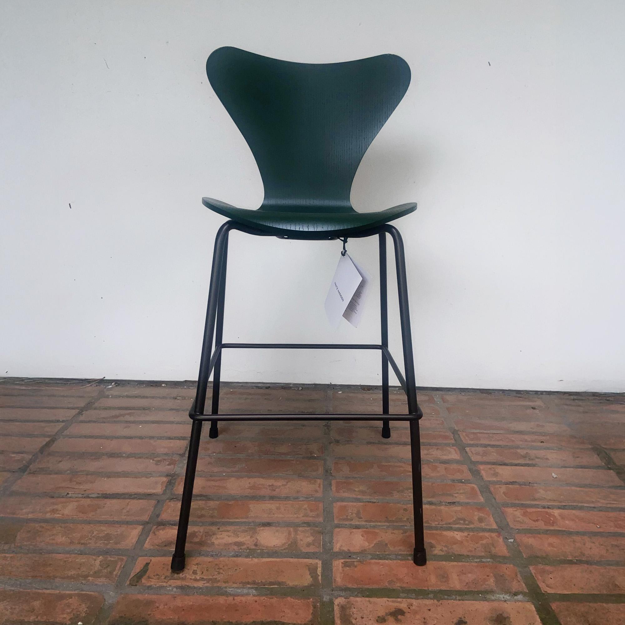 Sedia Serie7 Junior di Arne Jacobsen del 1955 e prodotta da Fritz Hansen, 2019 (Moderne der Mitte des Jahrhunderts) im Angebot