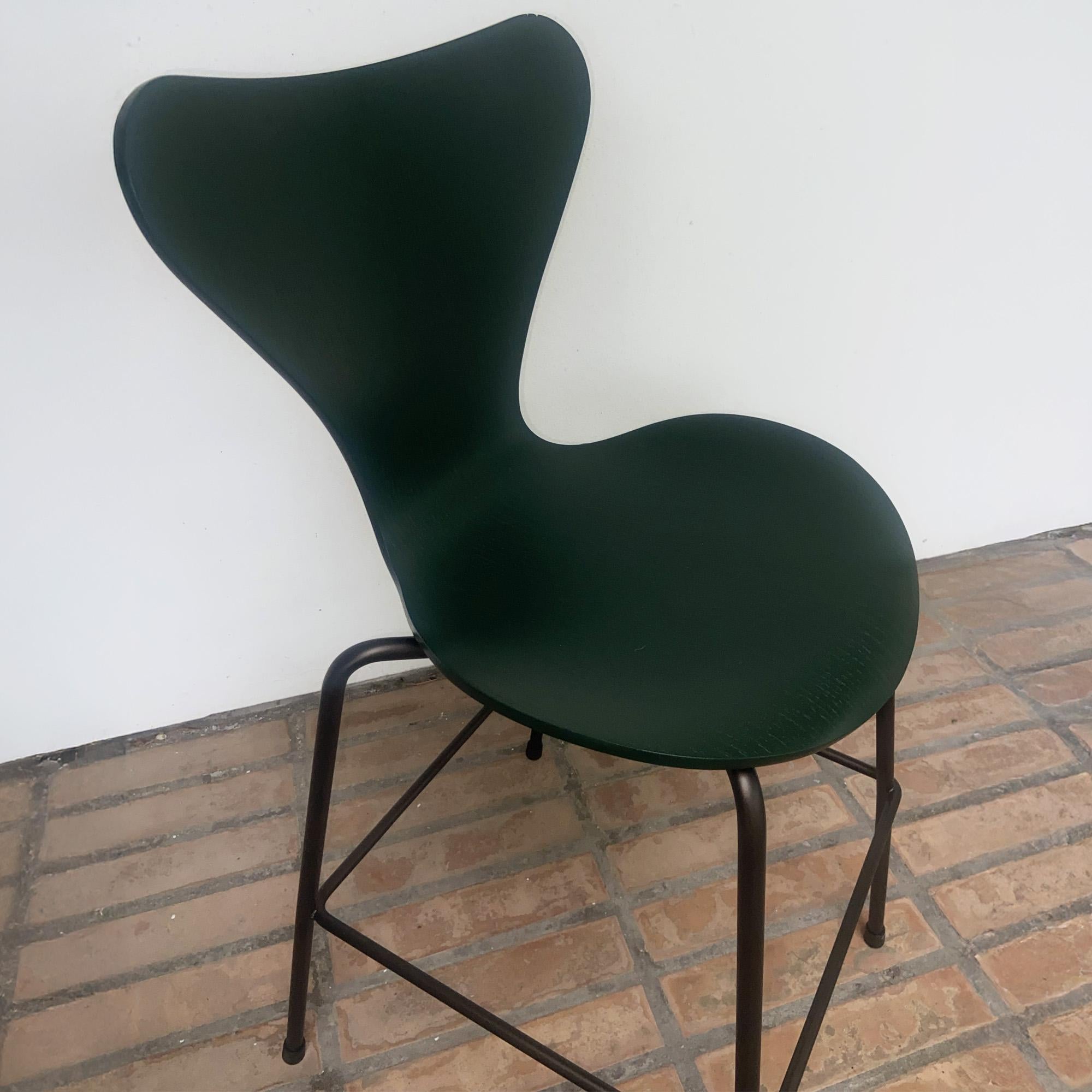 Sedia Serie7 Junior di Arne Jacobsen del 1955 e prodotta da Fritz Hansen, 2019 im Zustand „Gut“ im Angebot in Ravenna, IT