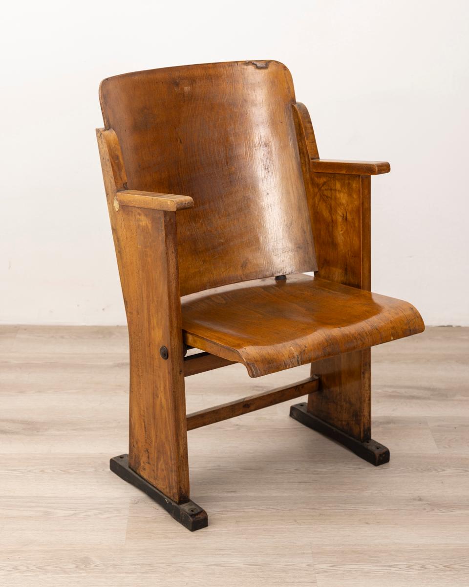 Sedia da cinema in legno con piedi verniciati neri e inserto posteriore in ferro, anni 60.

CONDIZIONI: In buone condizioni, presenta segni d'usura dati dal tempo.

DIMENSIONI: Altezza 83 cm; Larghezza 53 cm; Lunghezza 35 cm

MATERIALI: Legno e
