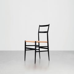 Sedia Super Leggera disegnata da Gio Ponti nel 1957 e prodotta da Cassina.