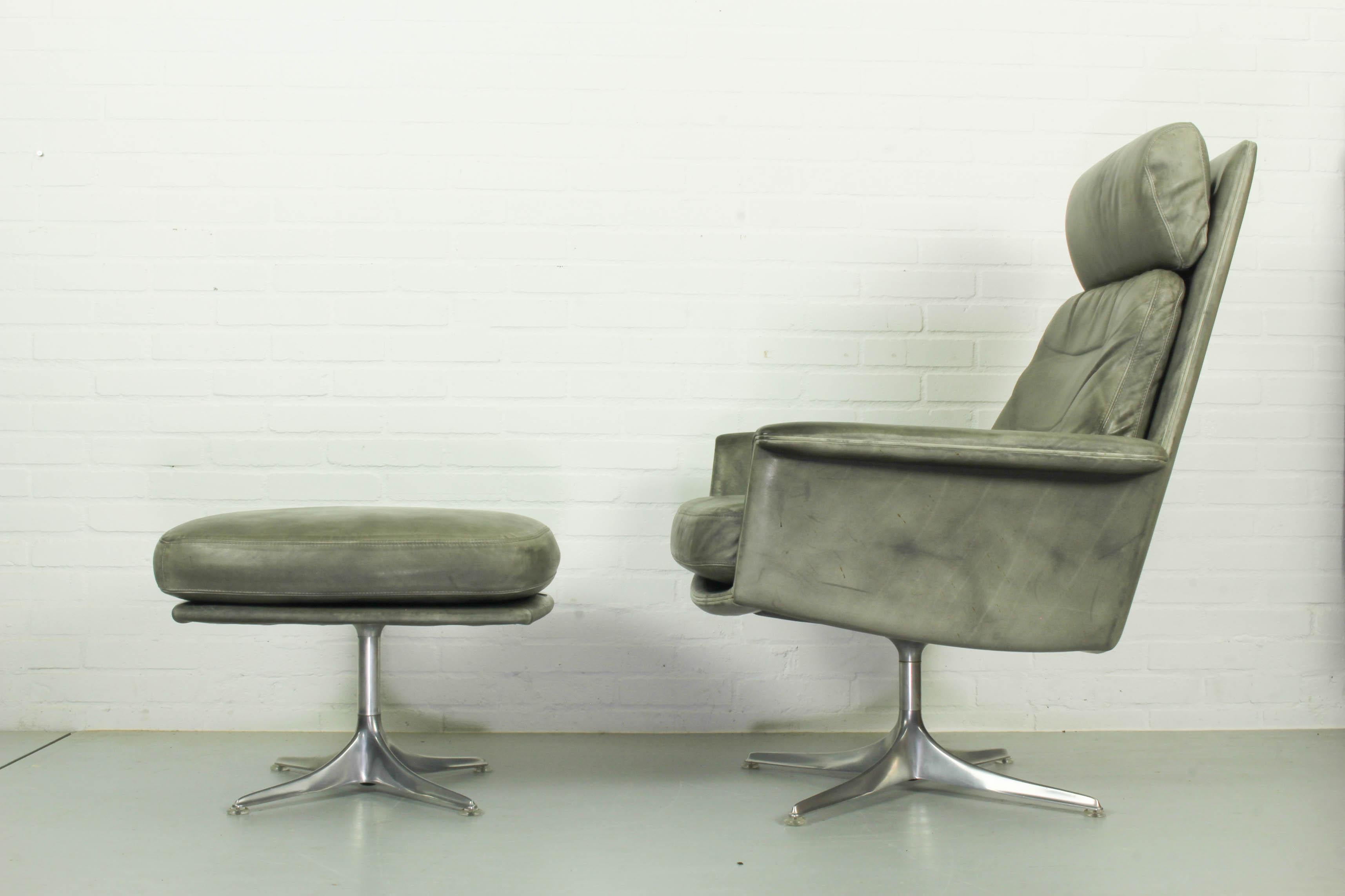 Grey leather Sedia chair with matching ottoman designed by Horst Brüning for COR, Germany in the 1960s. The leather has patina as expected with regard to its age and use, but is in good condition with no cracks, holes. Material: leather, aluminium.
