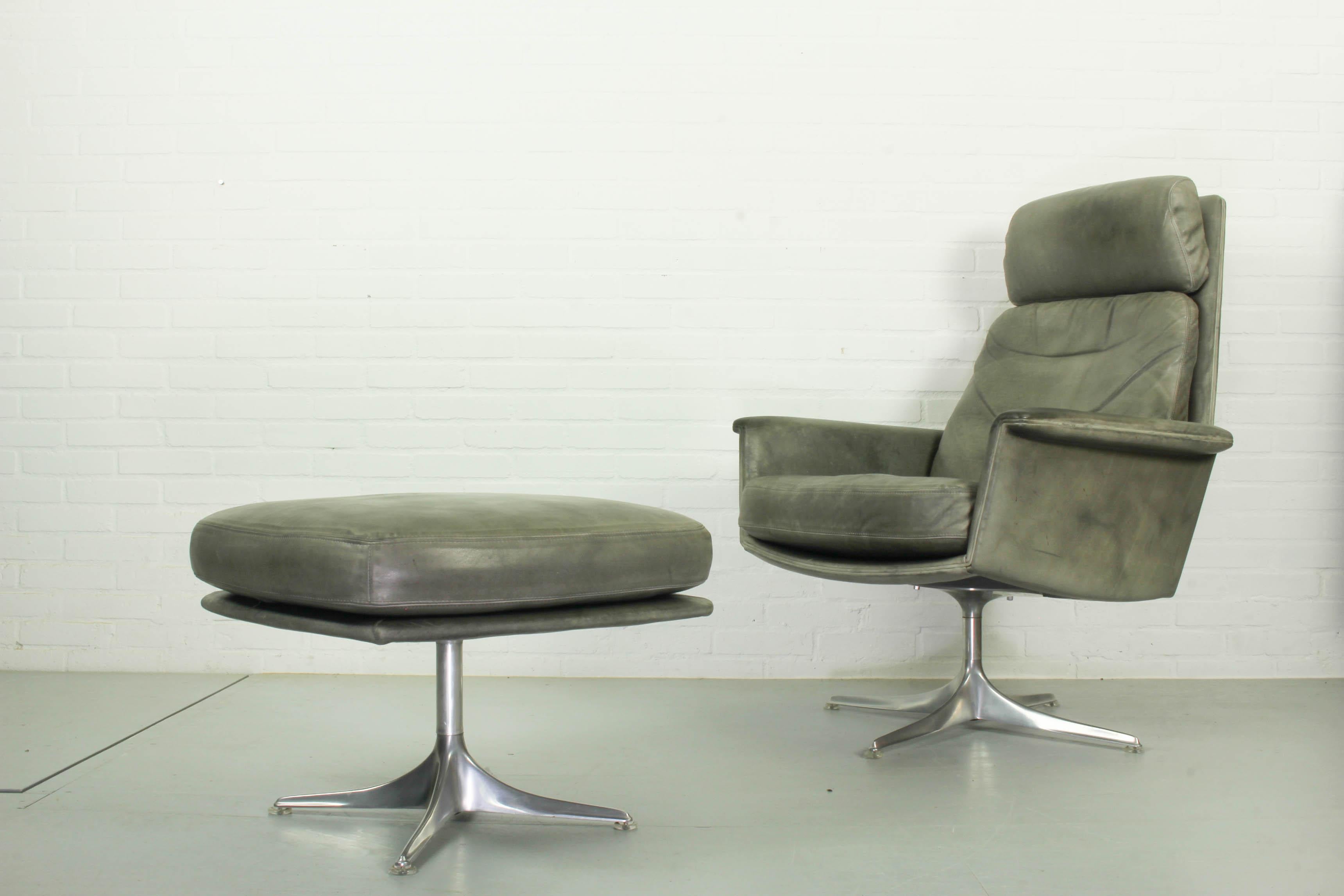 Mid-Century Modern Fauteuil Sedia pivotant à dossier haut avec pouf assorti par Horst Brning pour COR, 1960 en vente