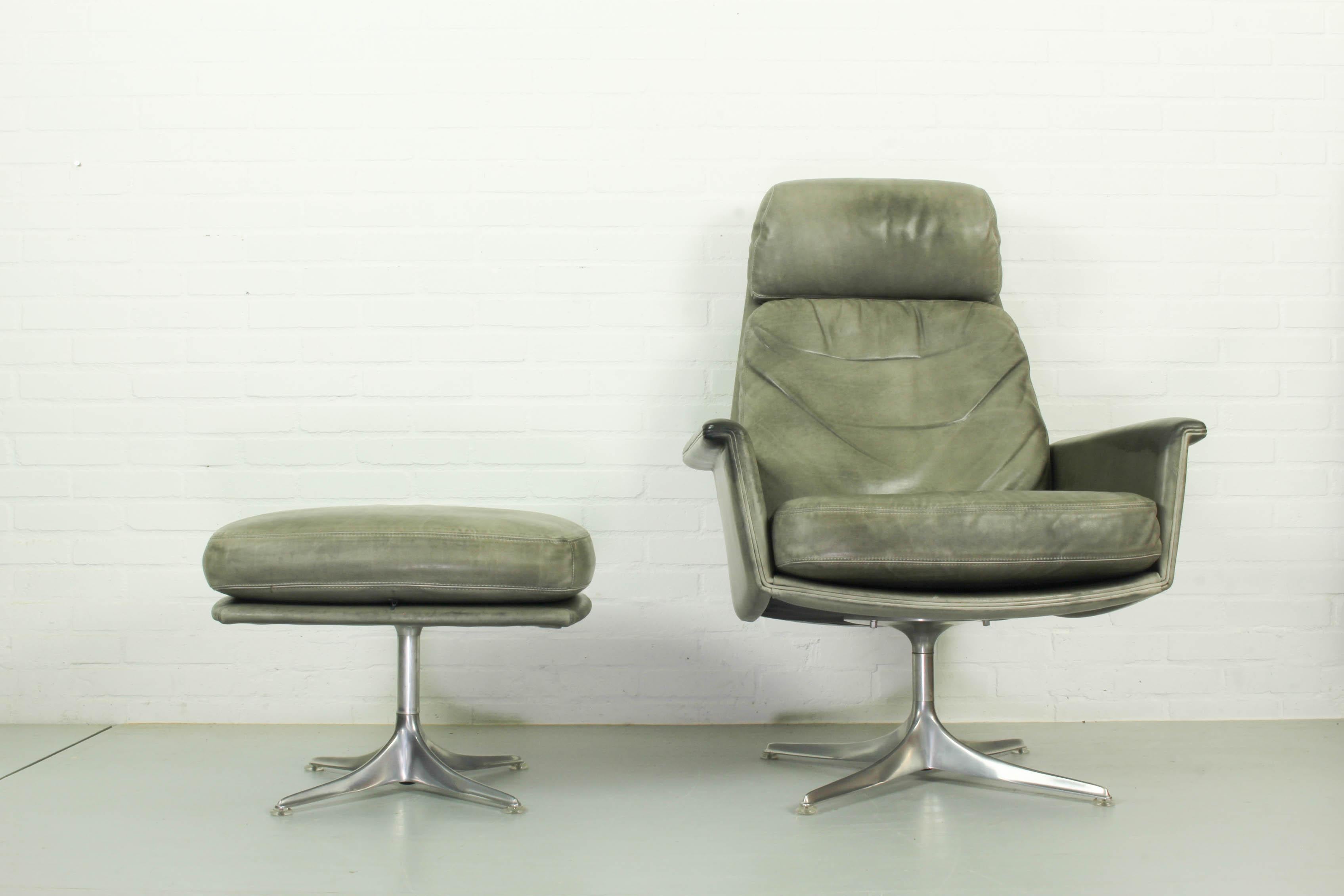 Allemand Fauteuil Sedia pivotant à dossier haut avec pouf assorti par Horst Brning pour COR, 1960 en vente