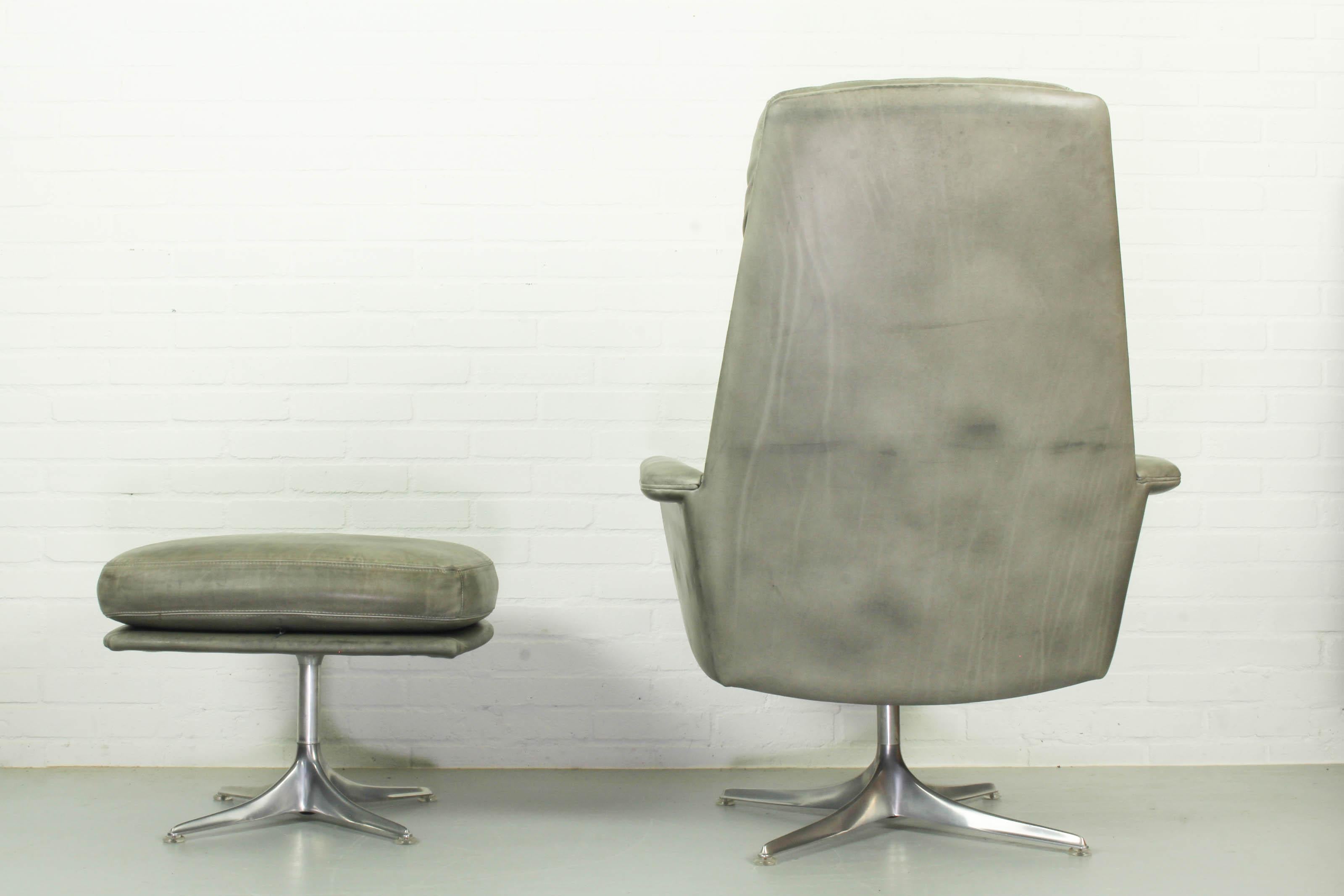 Sedia-Stuhl mit drehbarer hoher Rückenlehne und passender Ottomane von Horst Brning für COR, 1960 (20. Jahrhundert) im Angebot