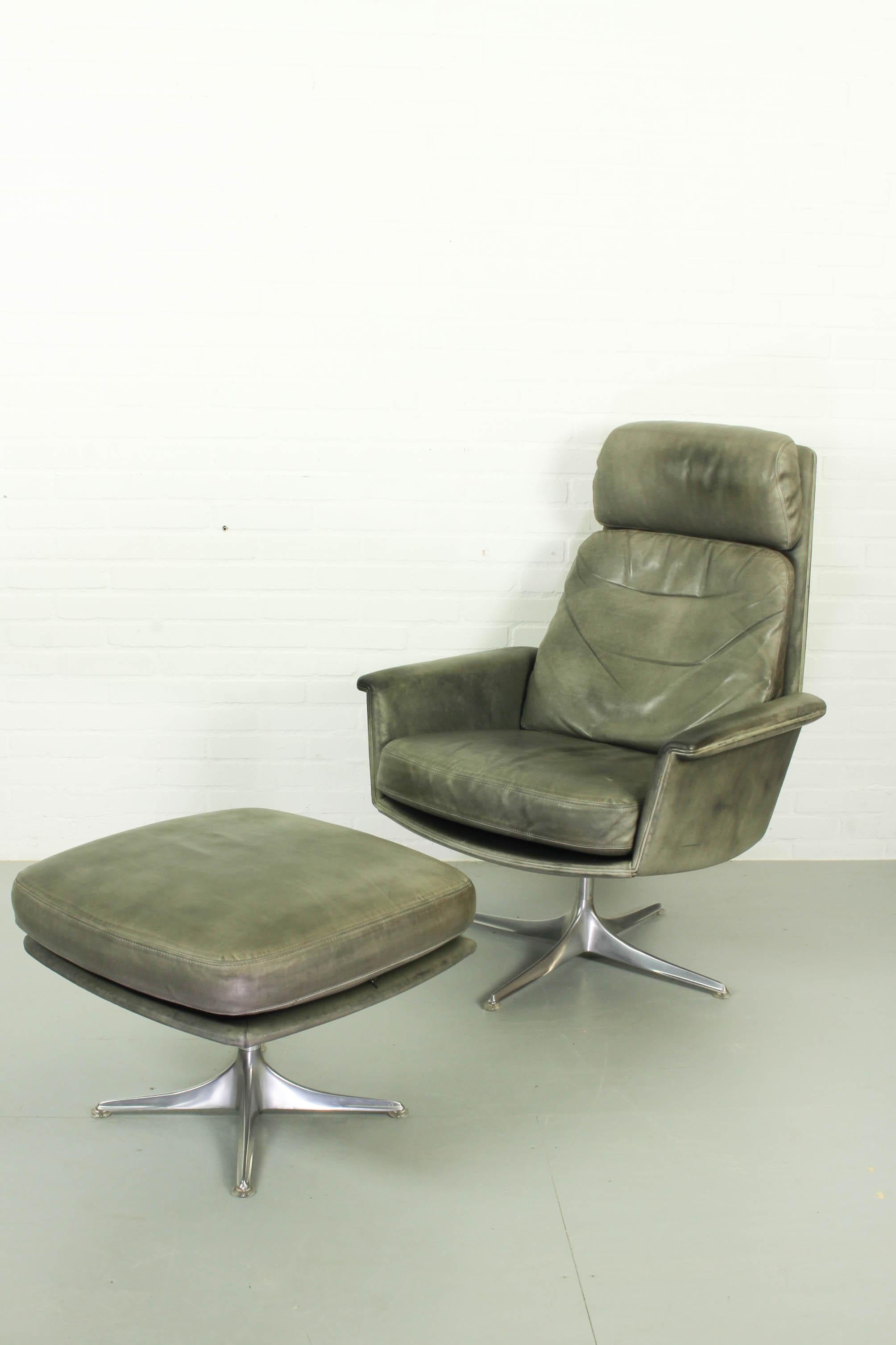 Sedia-Stuhl mit drehbarer hoher Rückenlehne und passender Ottomane von Horst Brning für COR, 1960 (Aluminium) im Angebot