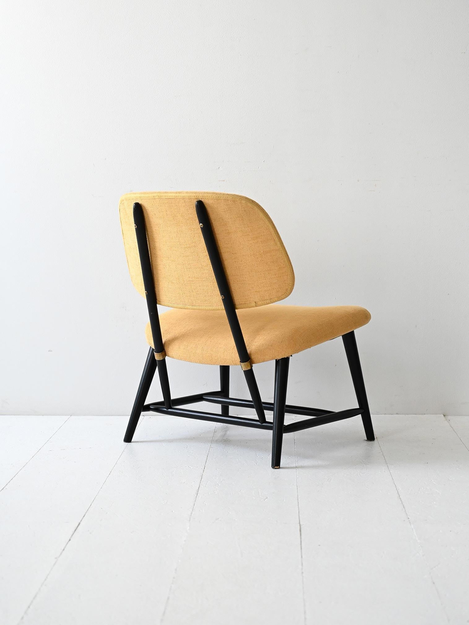 Sedia Teve disegnata da Alf Svensson con struttura nera e tessuto giallo canarino. Design scandinavo compatto e funzionale.

Sedia Teve disegnata da Alf Svensson negli anni ’50. Struttura geometrica in legno verniciato nero, con seduta e schienale