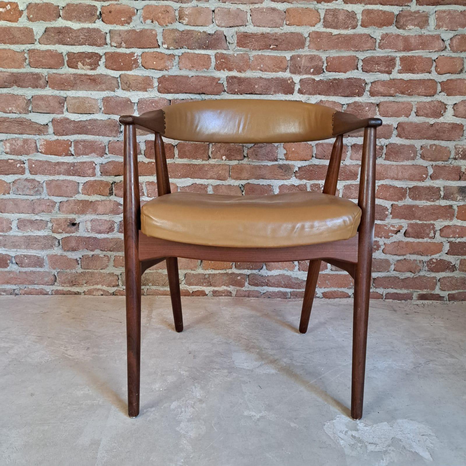 Sedia T.H.Harlev Model 213 Chair by Farstrup Furniture, Denmark, 1960

Additional information:
Country of Manufacture – Denmark 
Design Period  – 1960 
Production Period  – 1960 
Designer –THHarlev MODEL  – n.213 
Manufacturer – Farstrup møbler