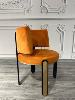 Sedia Tiffany in velluto, gambe laccate e decori in metallo