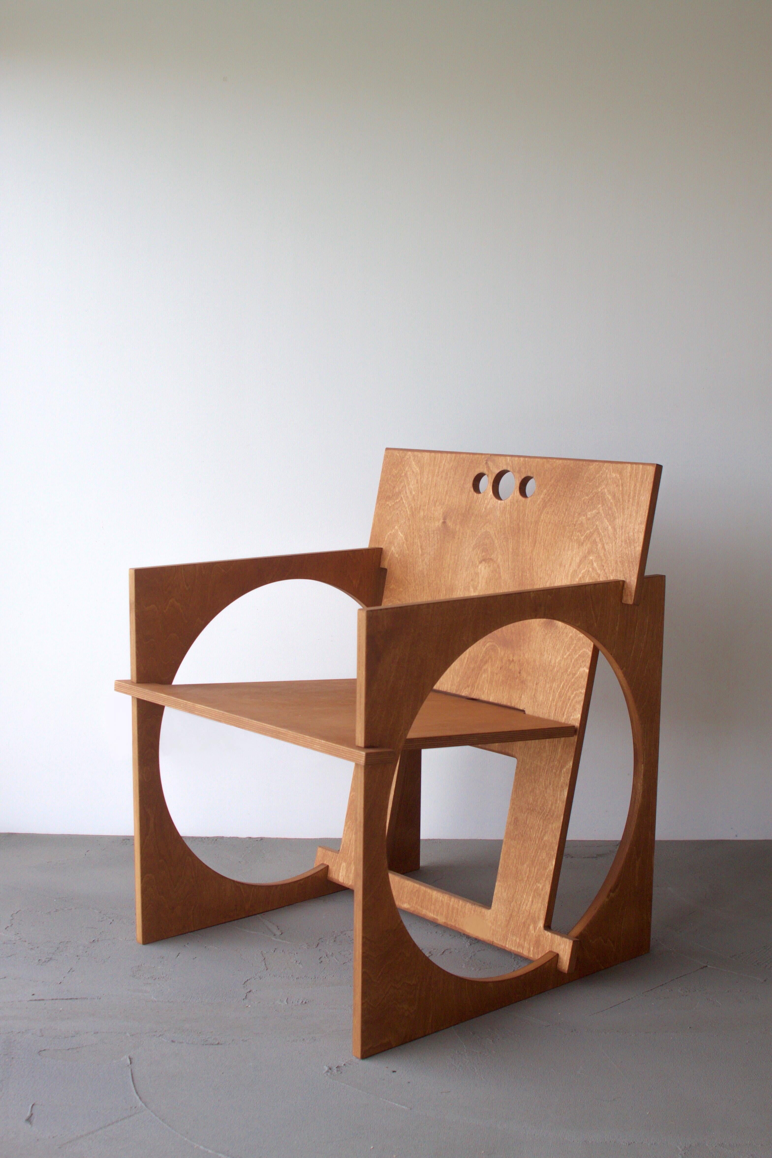 Sillón Sedia Tonda de Edoardo Lietti Studio
Pieza única
Dimensiones: P 42 x An 55 x Al 75 cm.
Materiales: Contrachapado de abedul.
Peso: 12 kg.

La silla es un paquete plano que se monta y desmonta fácilmente. El objeto viene con una etiqueta de