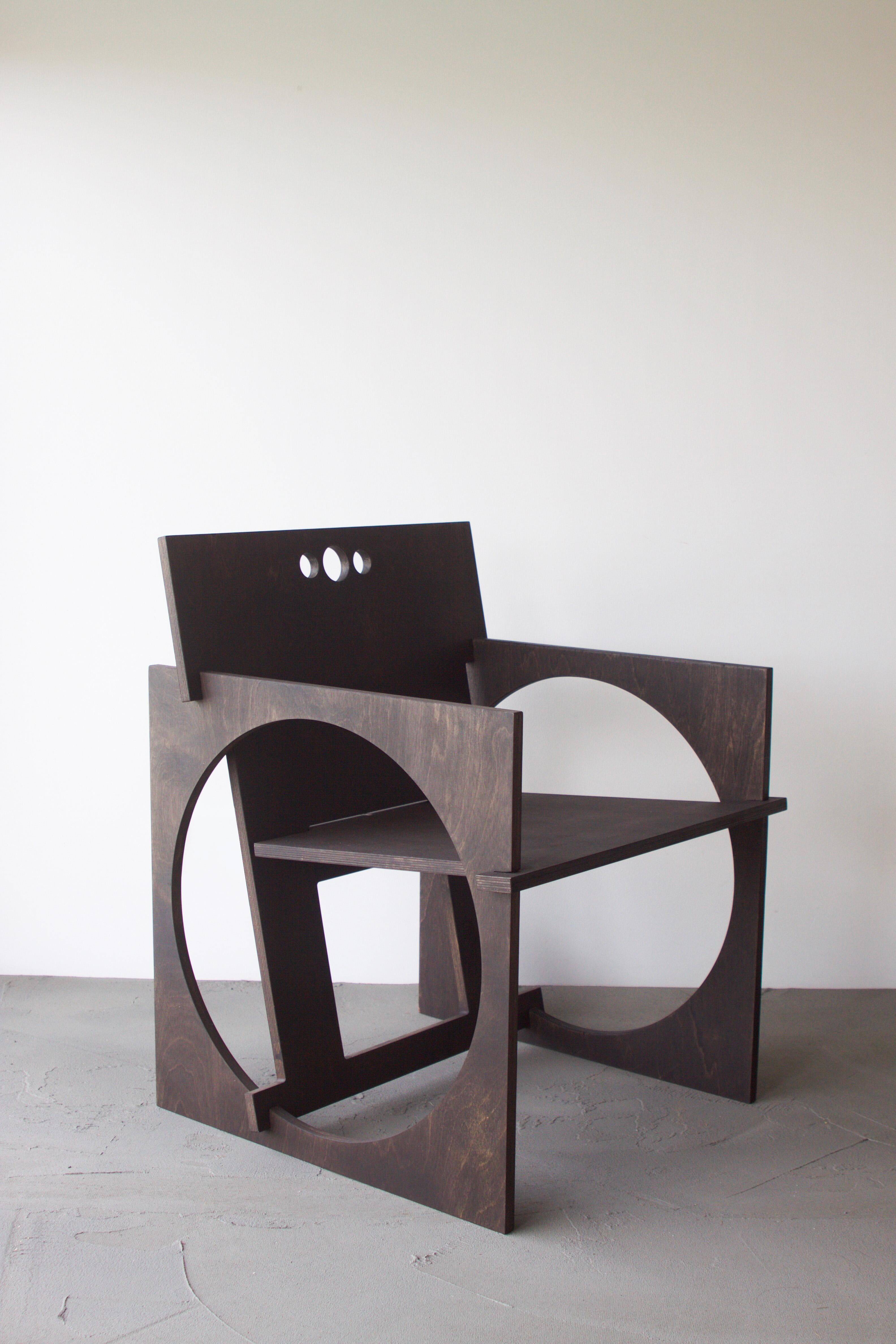 Sillón Sedia Tonda de Edoardo Lietti Studio
Pieza única
Dimensiones: P 42 x An 55 x Al 75 cm.
Materiales: Contrachapado de abedul.
Peso: 12 kg.

La silla es un paquete plano que se monta y desmonta fácilmente. El objeto viene con una etiqueta de