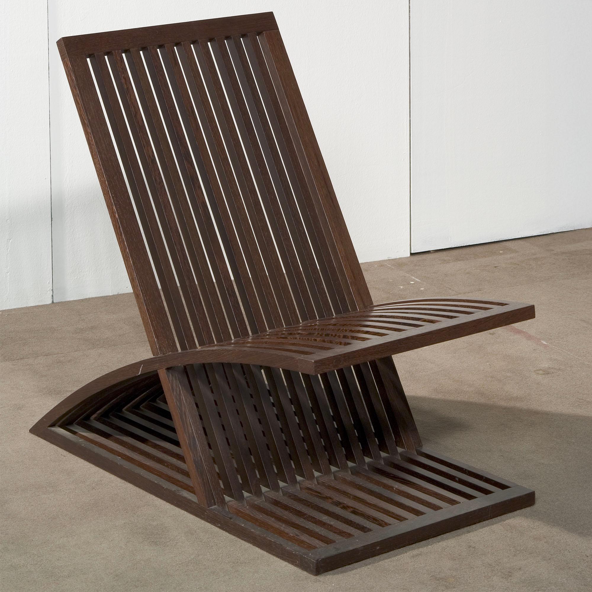 Sedia senza braccioli Triclinia disegnata da Masao Noguchi nel 1988 e prodotta da Meccani Design in Italia. Con un design unico ed accattivante, questa seduta in legno di noce è una testimonianza fondamentale della fine del XX secolo. Come Masao